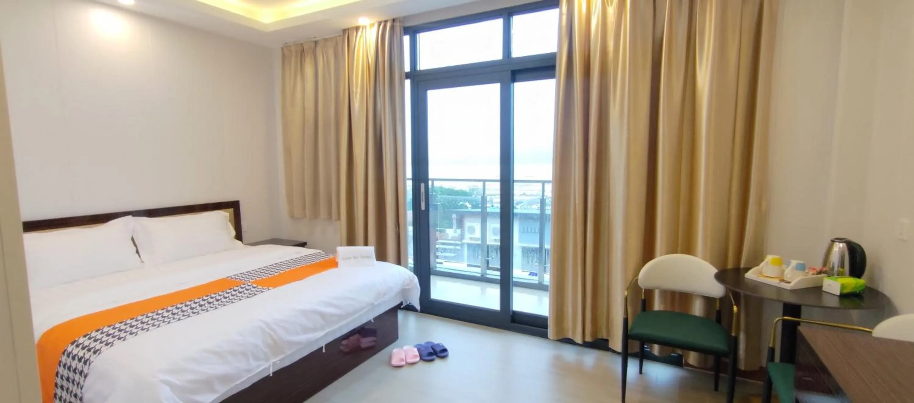 Balcony/Terrace, Bed in Sky Garden Hotel