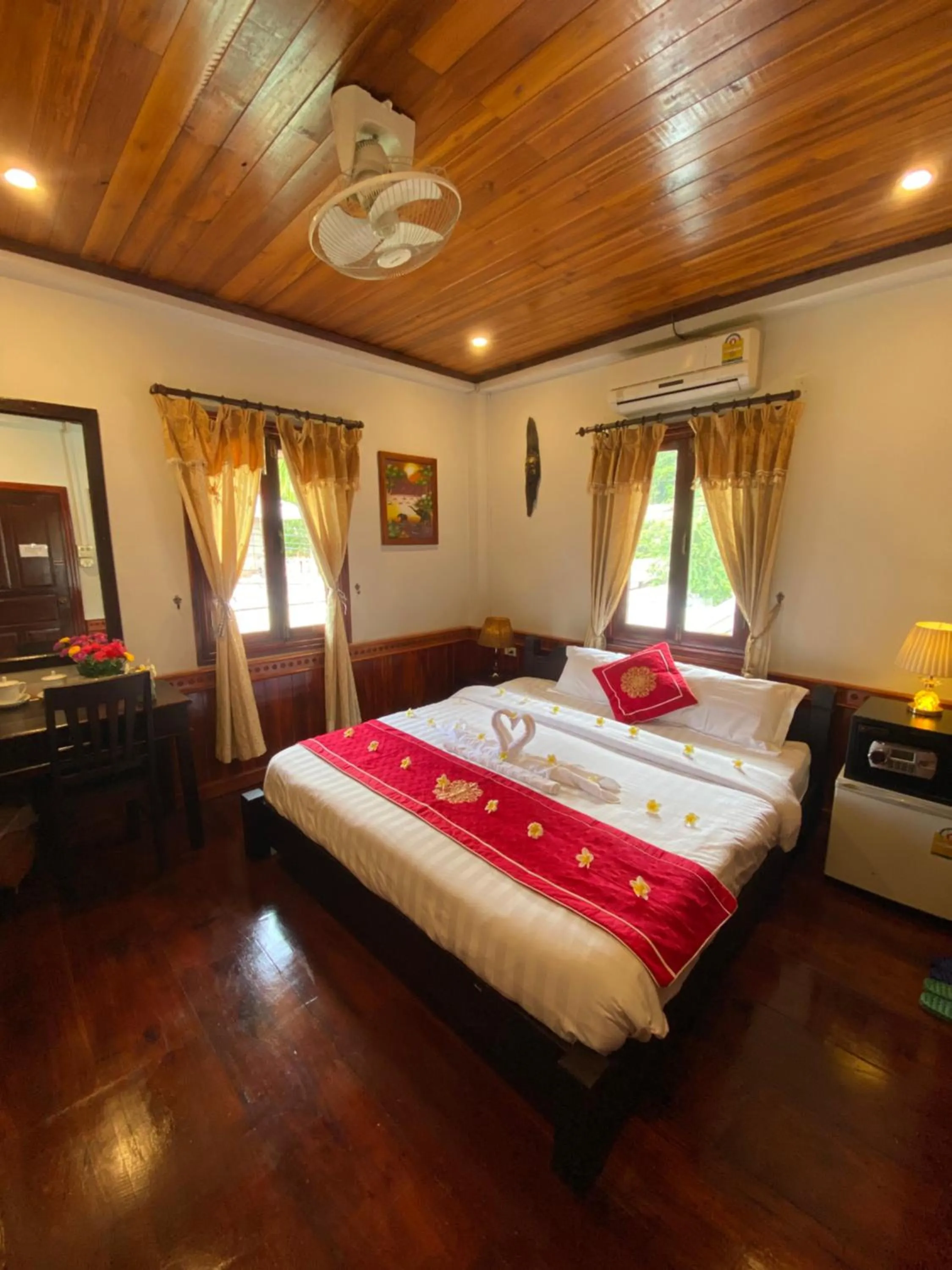 Photo of the whole room, Bed in Golden Lotus Boutique Hotel