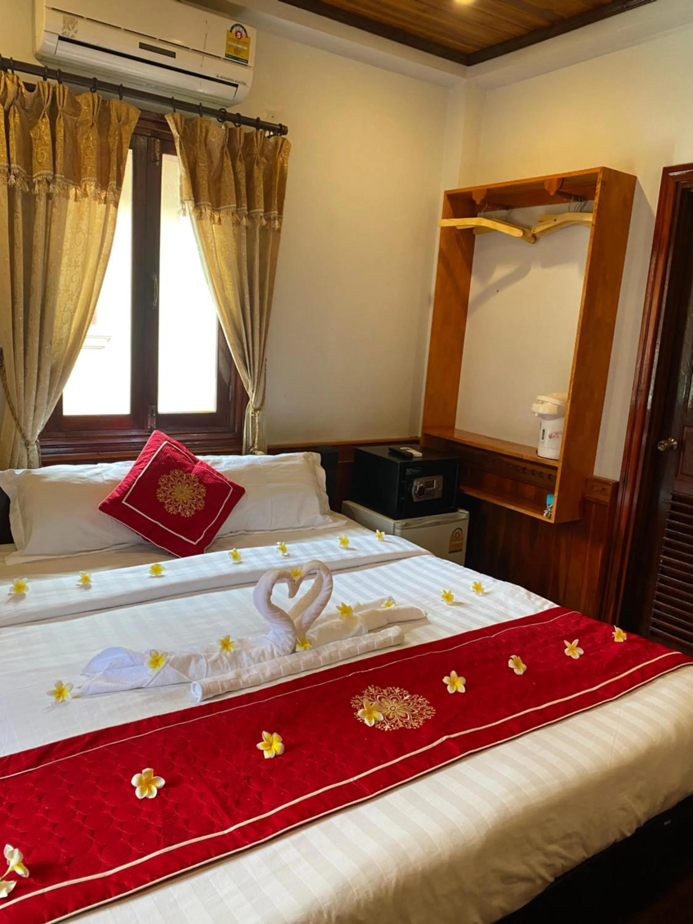 Photo of the whole room, Bed in Golden Lotus Boutique Hotel