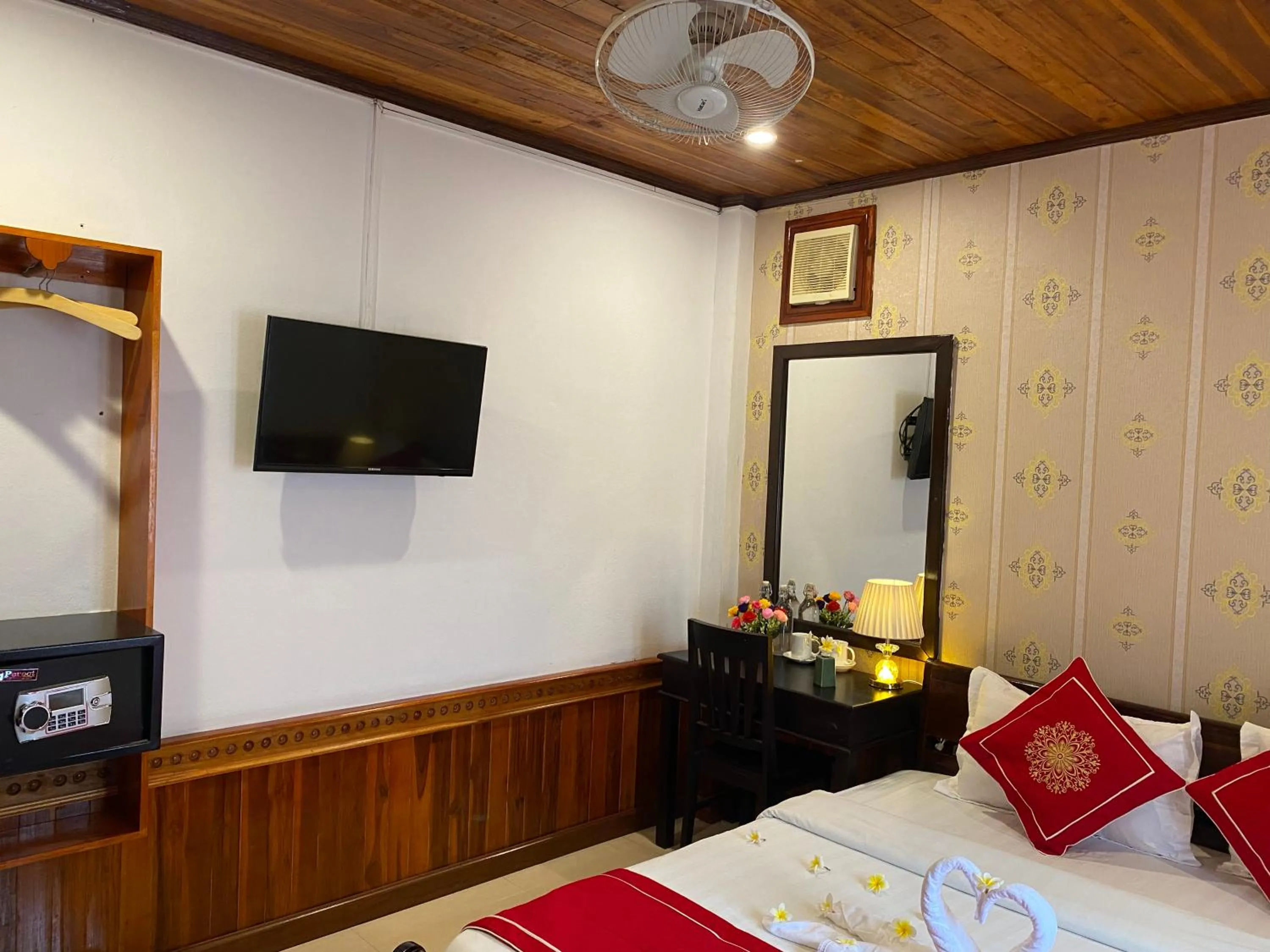 Photo of the whole room, Bed in Golden Lotus Boutique Hotel