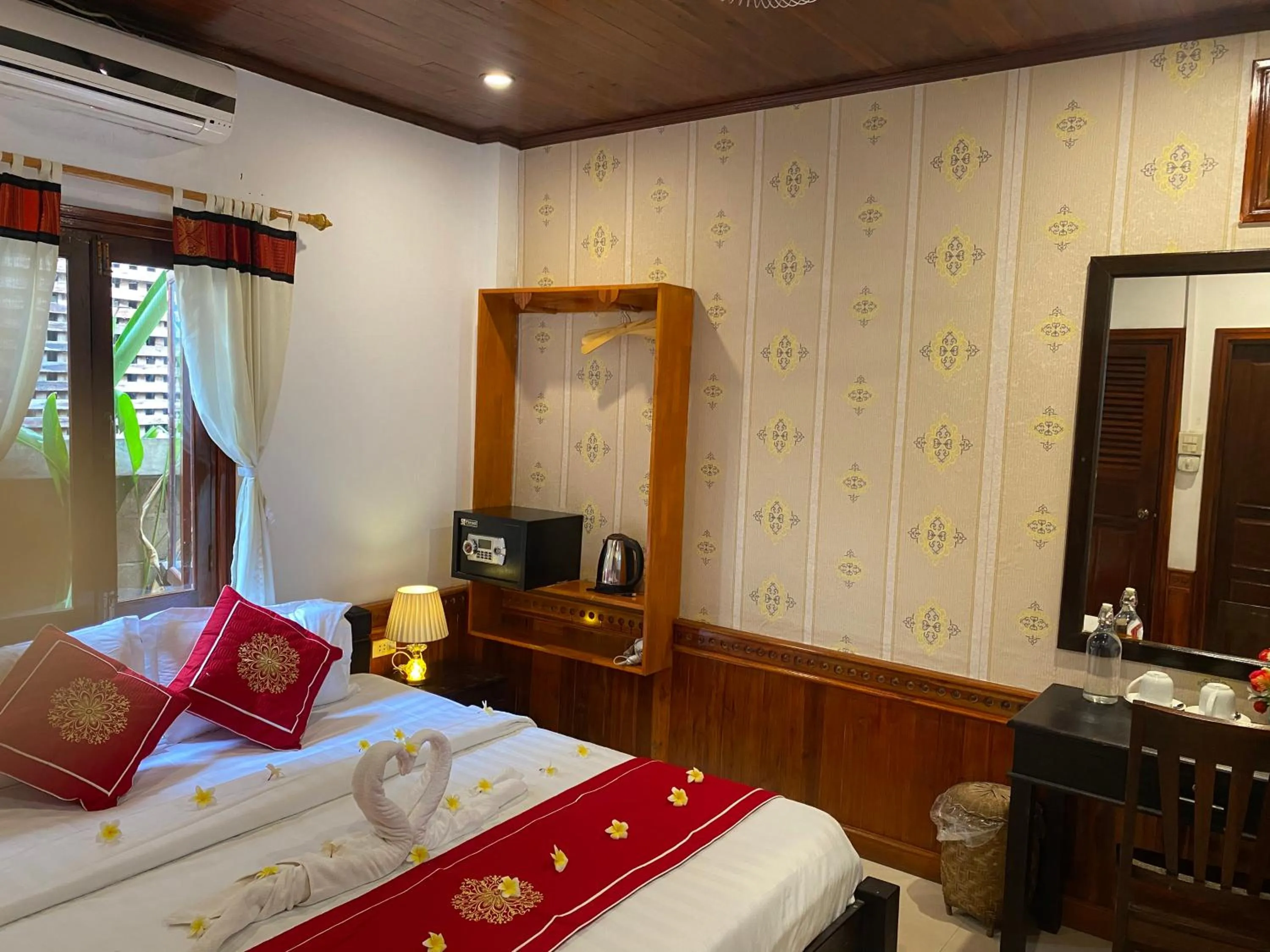 Photo of the whole room, Bed in Golden Lotus Boutique Hotel