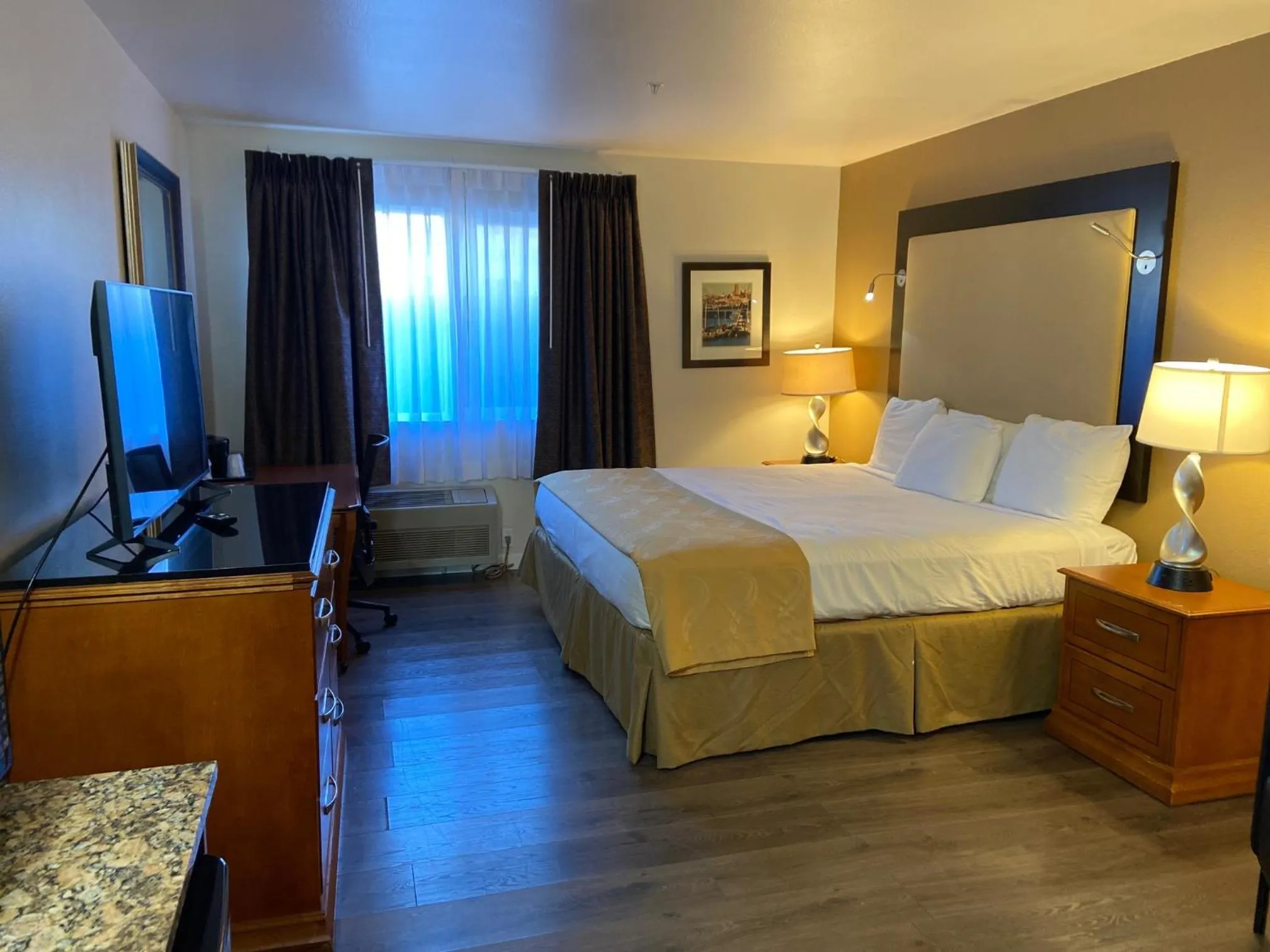 Bed in Toppenish Inn and Suites