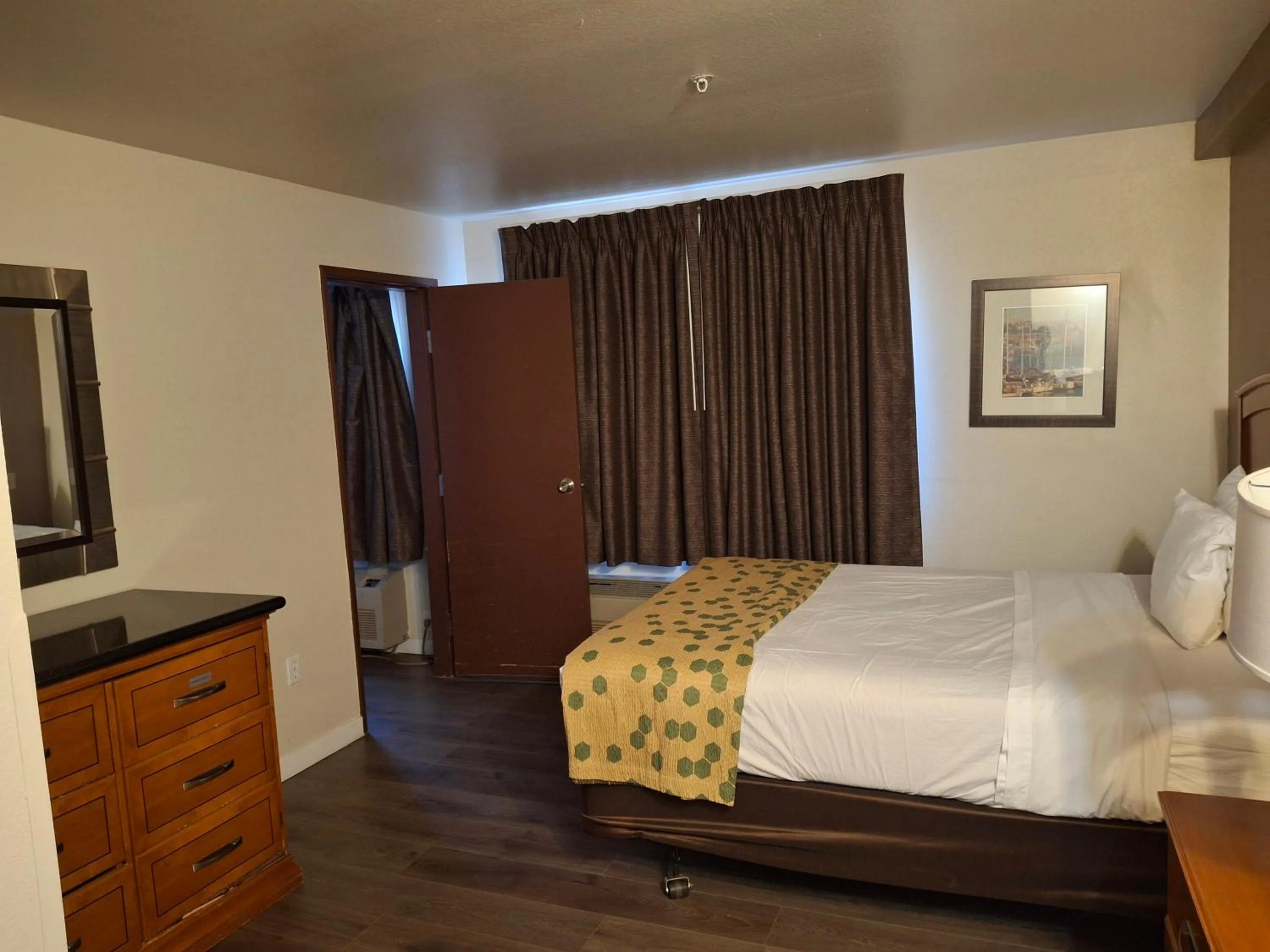 Bed in Toppenish Inn and Suites