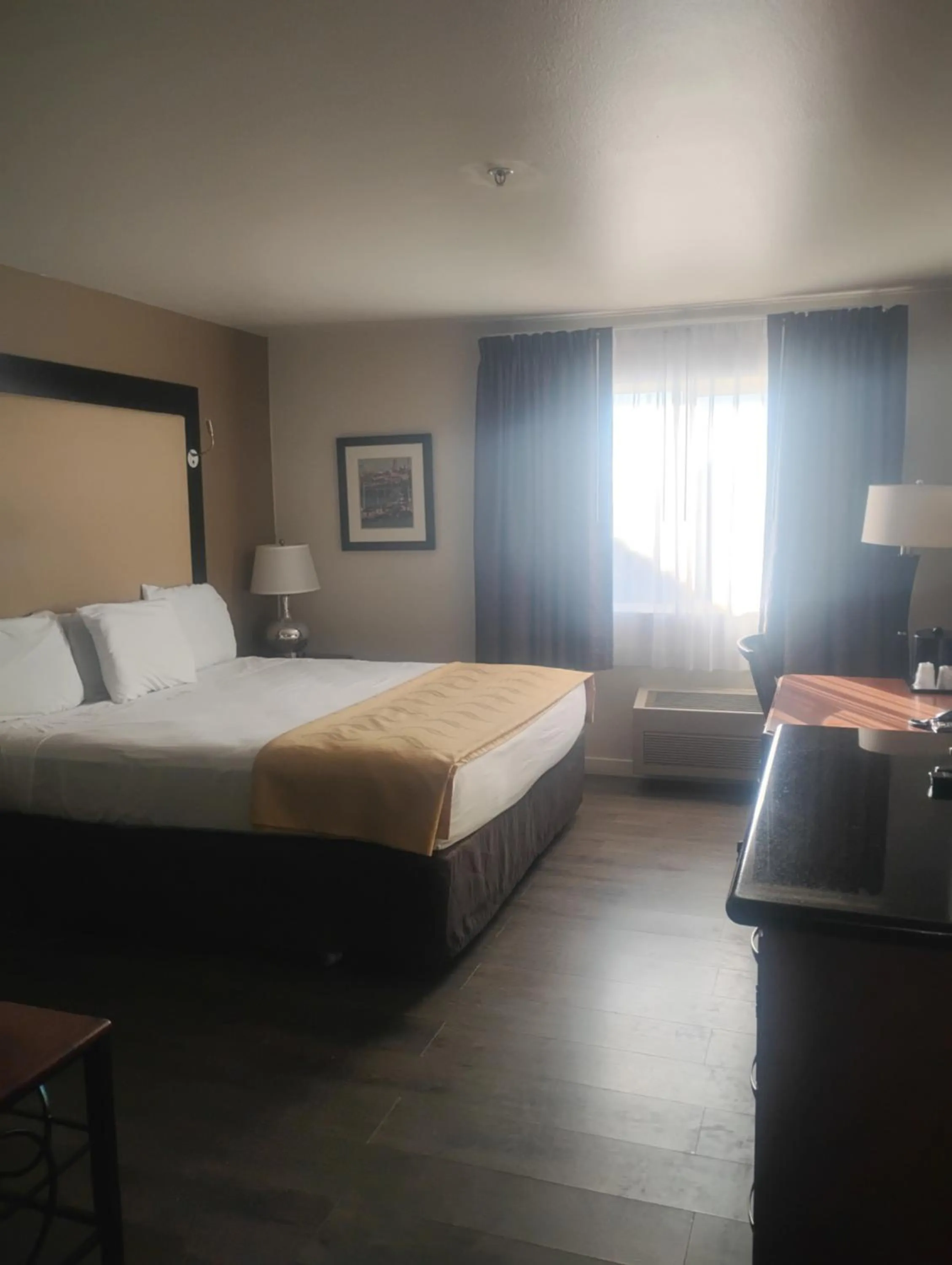 Bed in Toppenish Inn and Suites