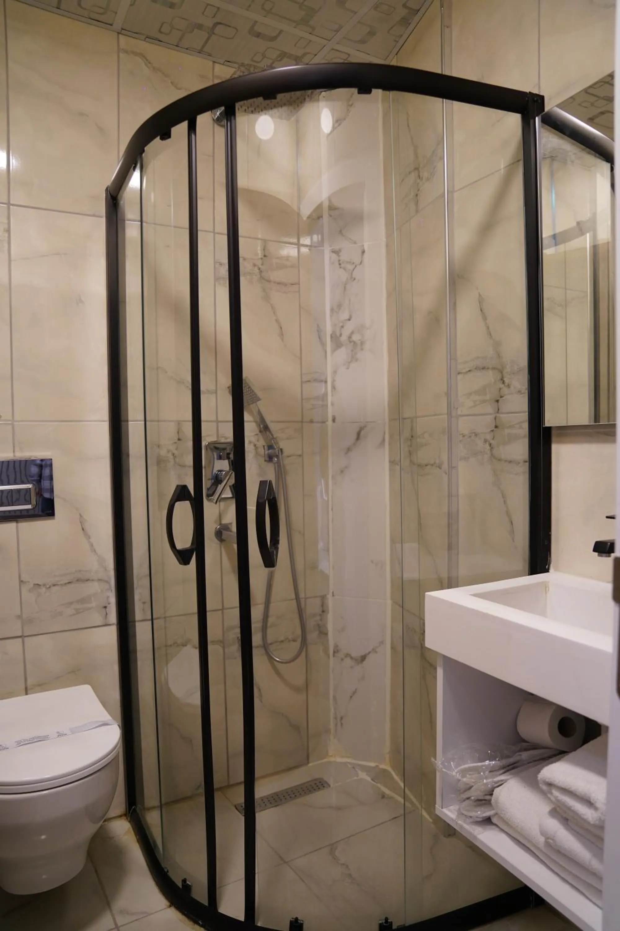 Shower in Midis Otel