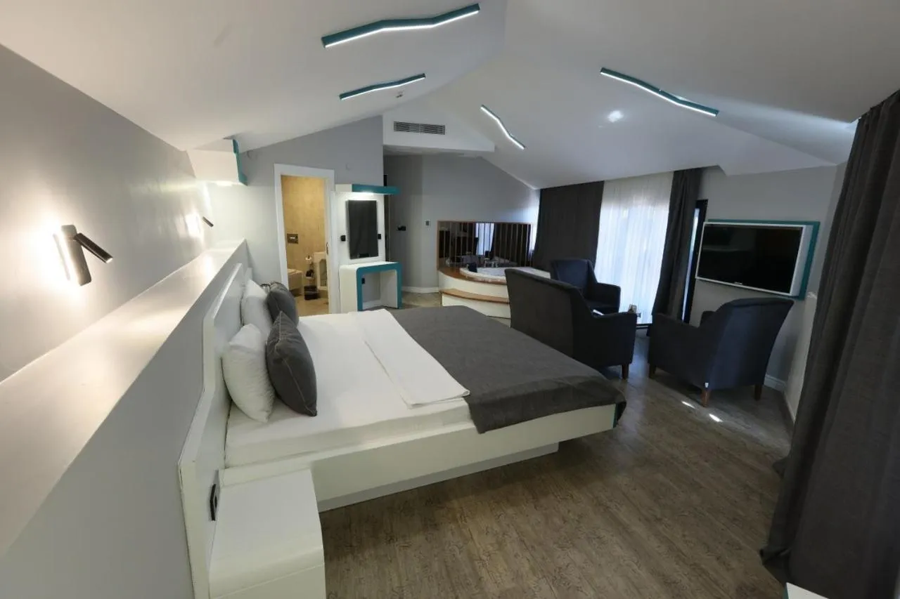 Photo of the whole room, Bed in Midis Otel