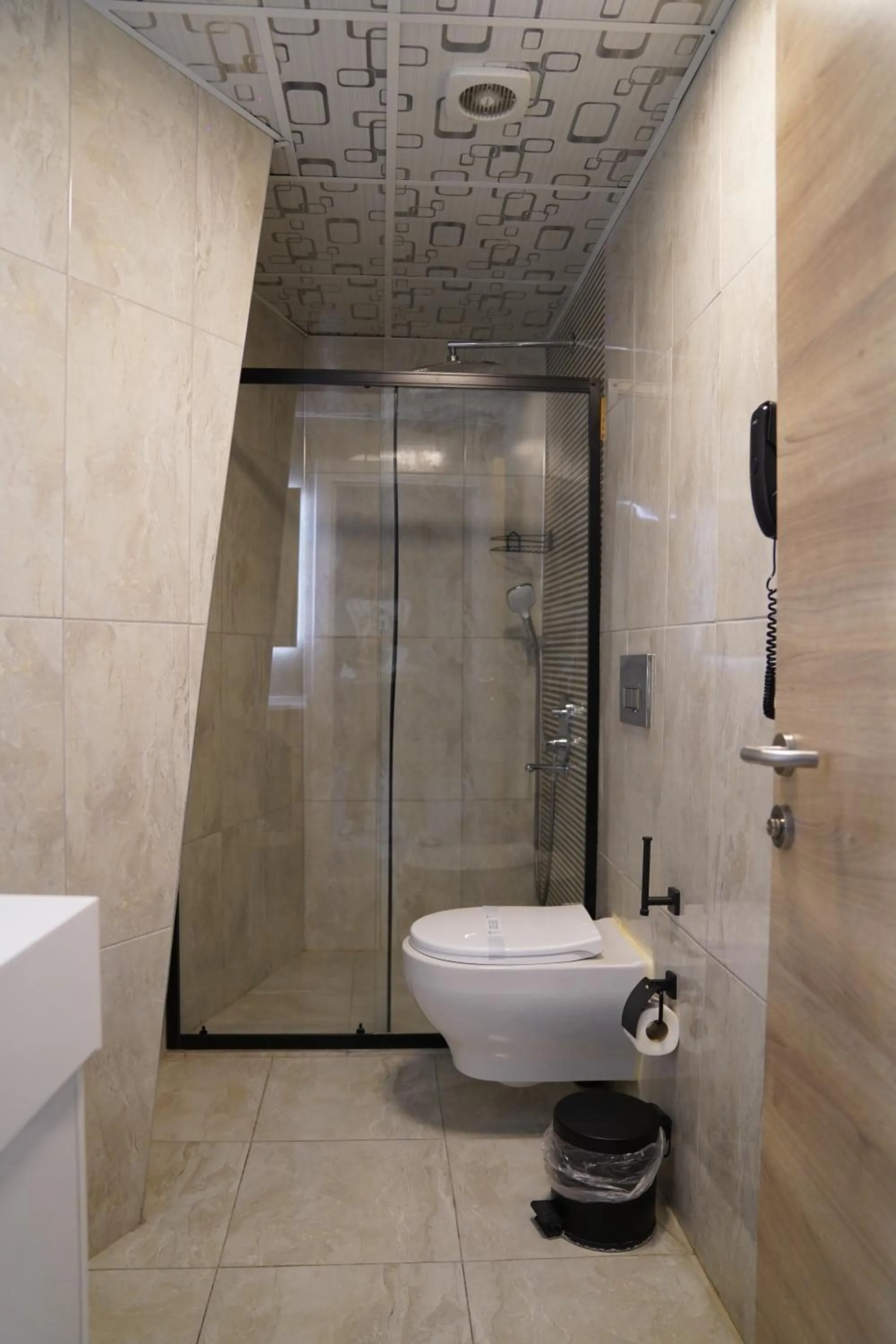 Shower in Midis Otel