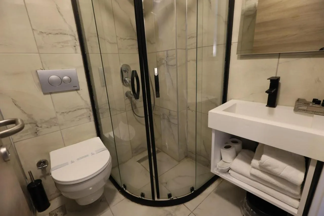 Shower in Midis Otel