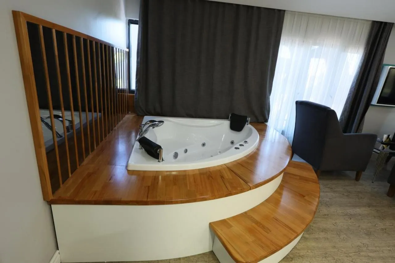 Hot Tub in Midis Otel