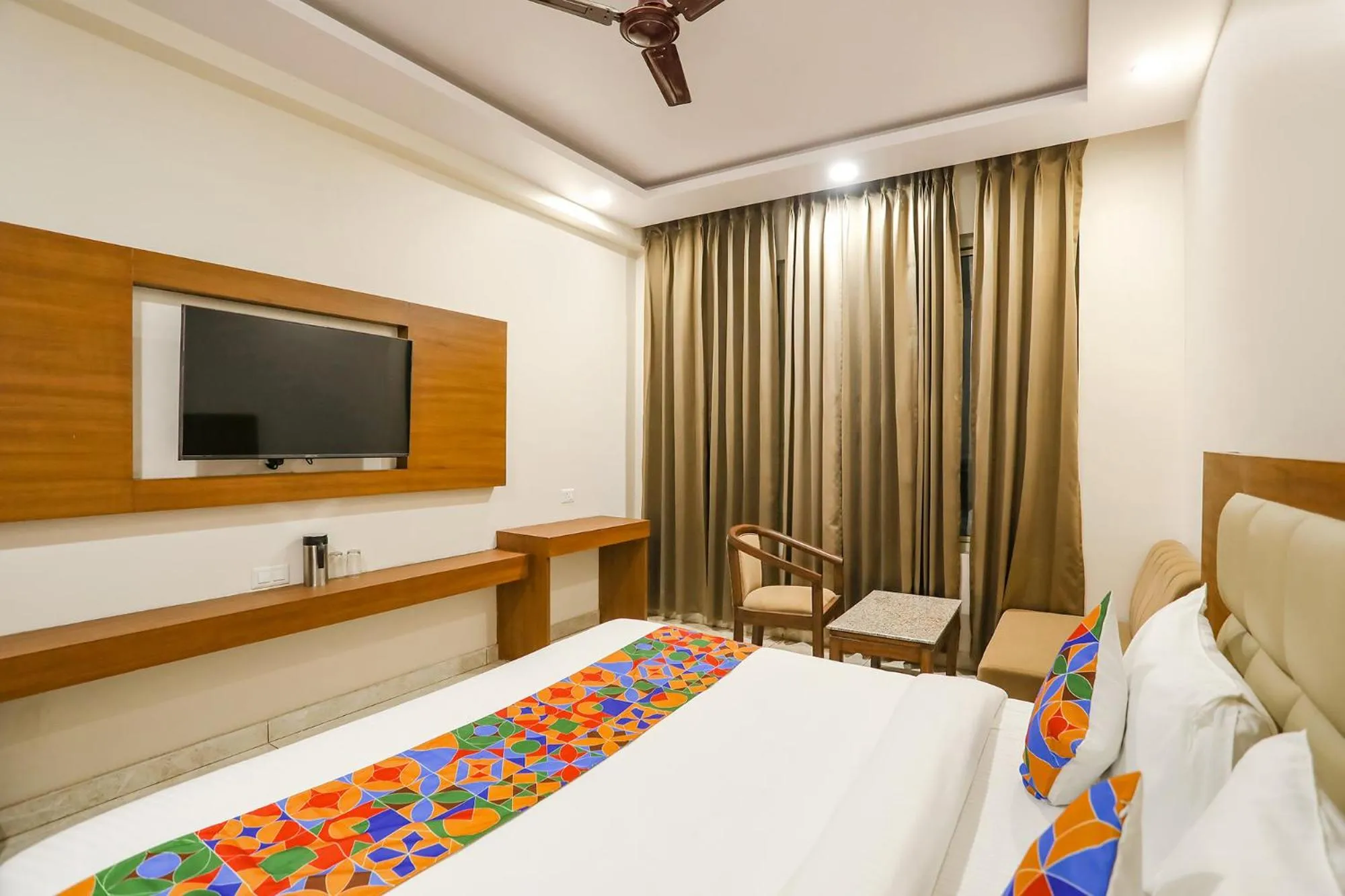 Communal lounge/ TV room, Bed in FabHotel Aman Sara