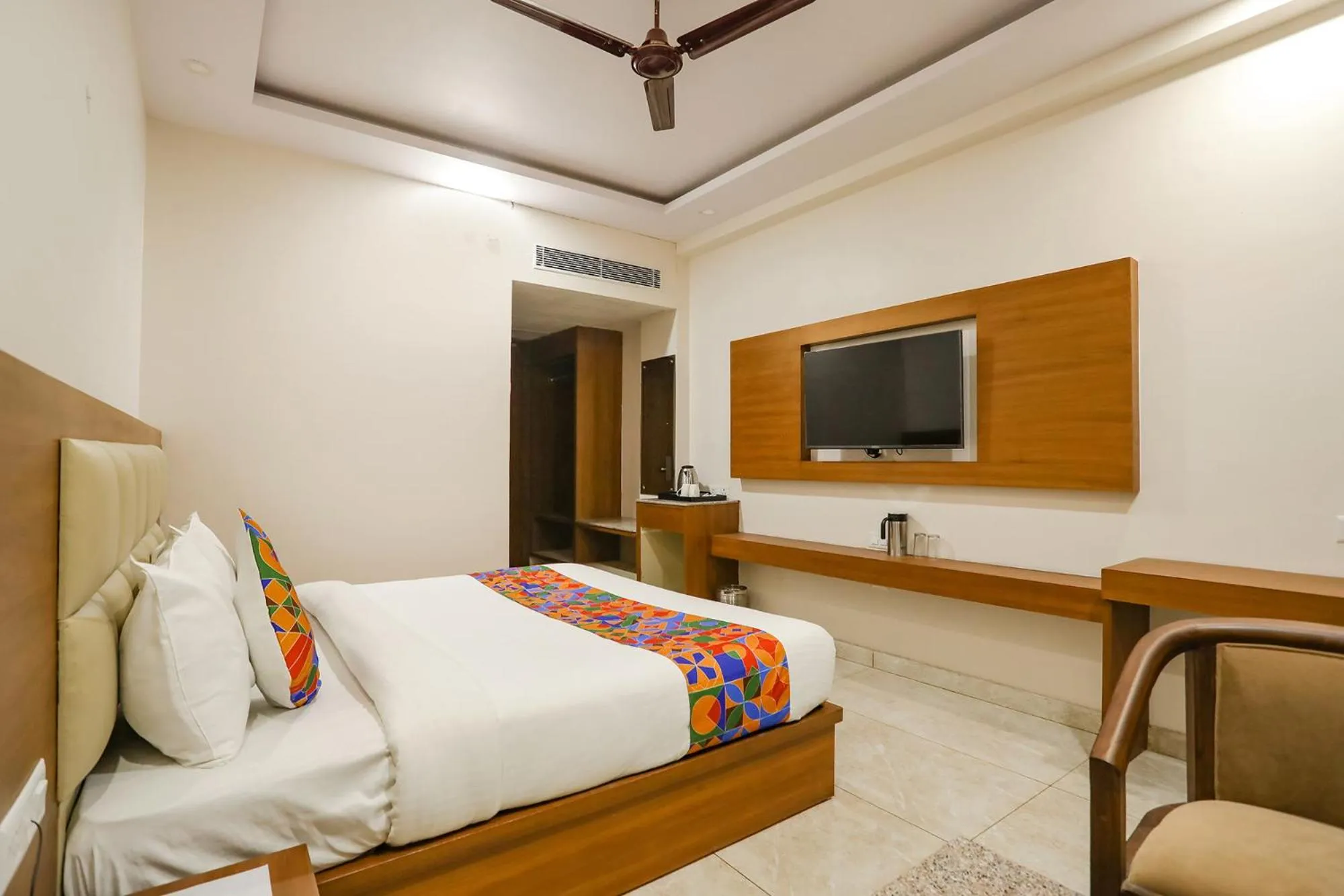 Communal lounge/ TV room, Bed in FabHotel Aman Sara