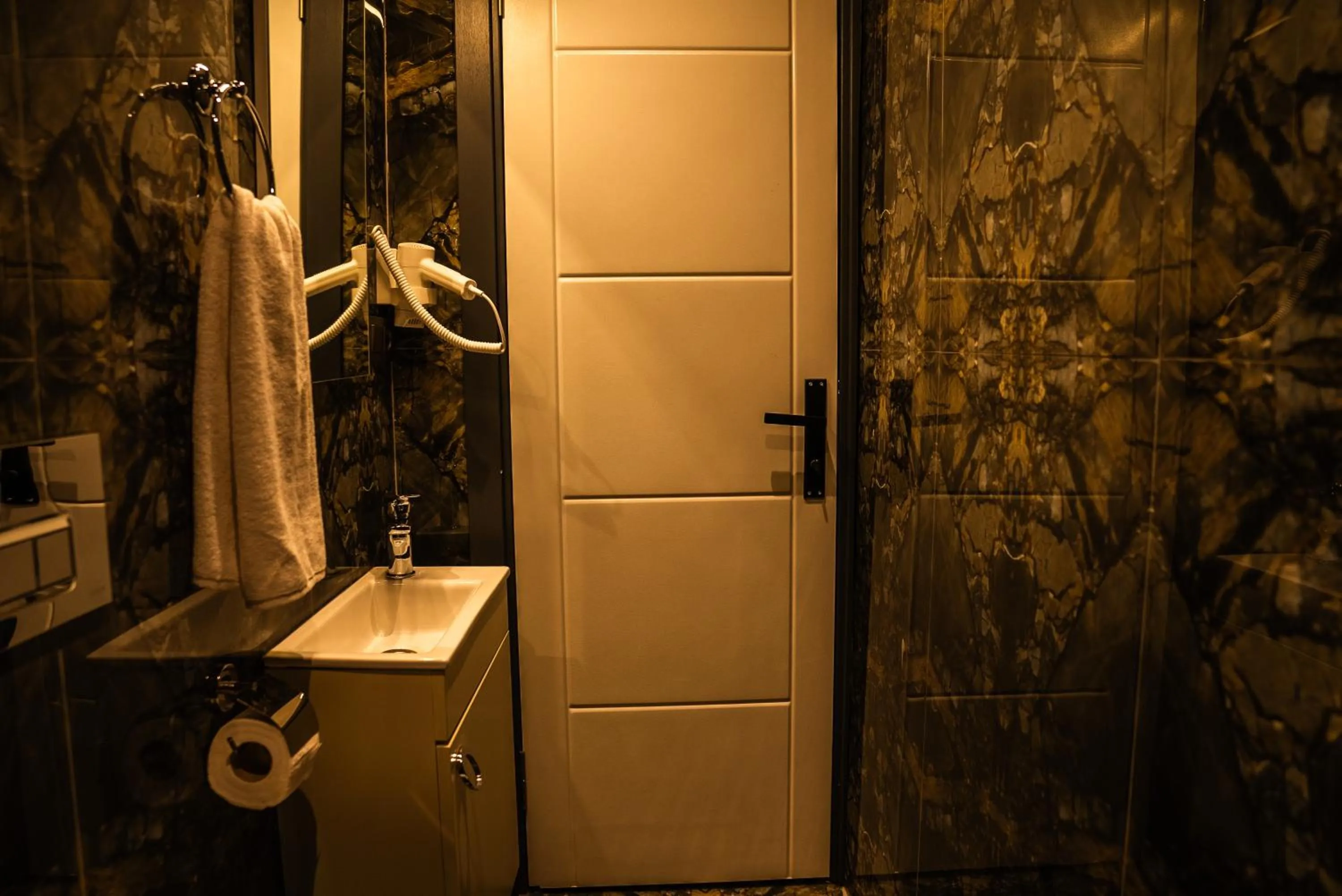 Shower in CK PALACE Hotel