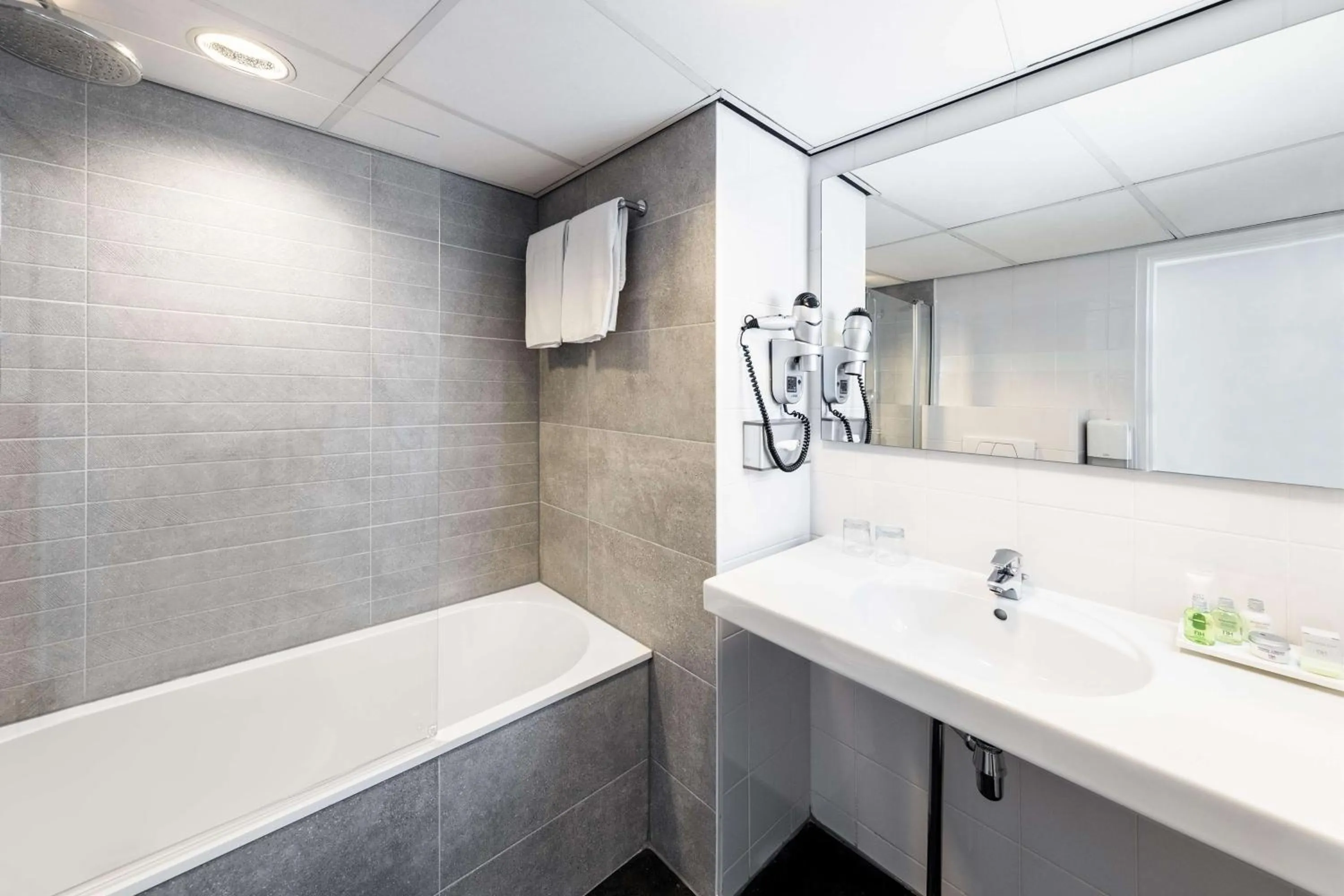 Bathroom in NH Amsterdam Caransa