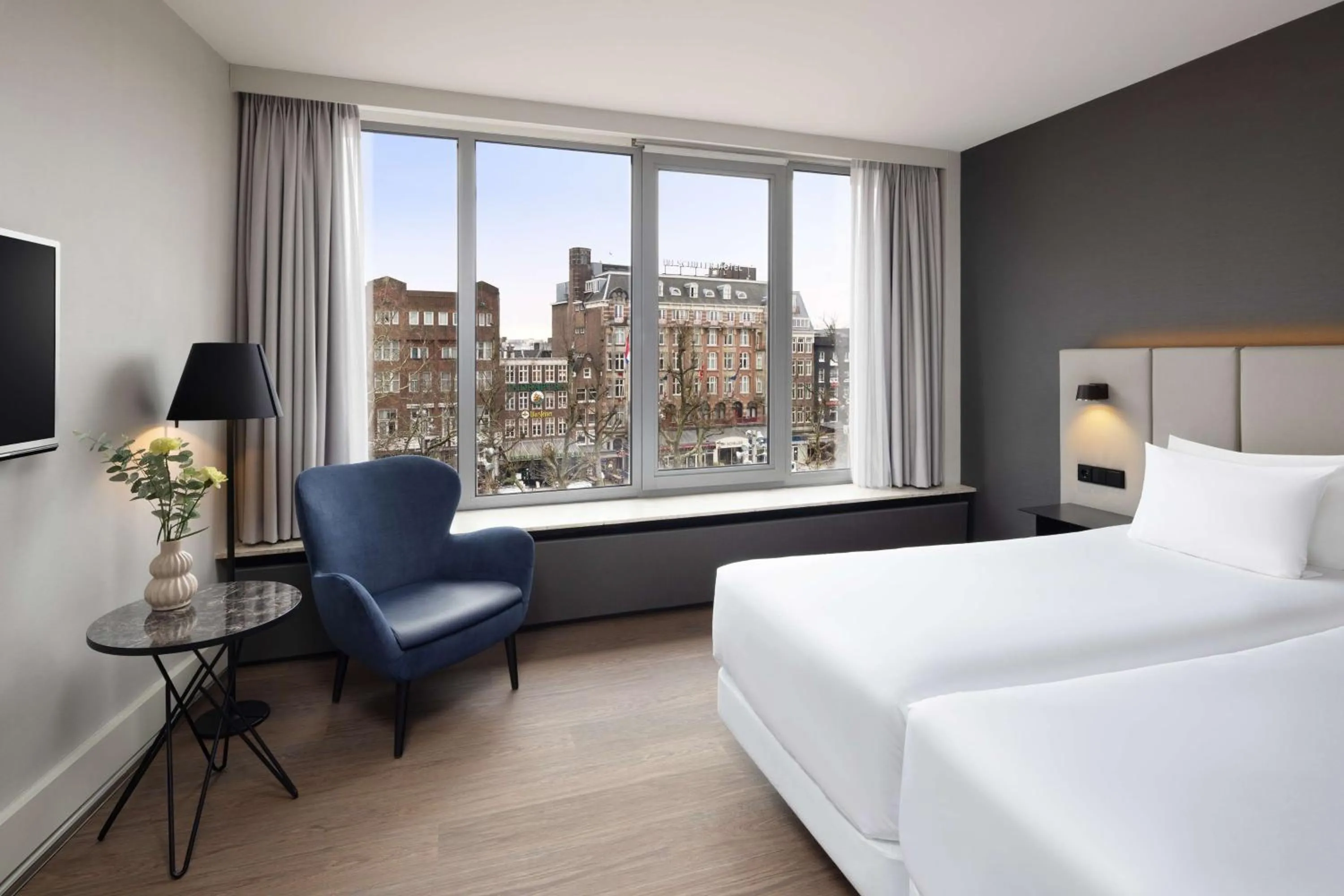 Bedroom, Bed in NH Amsterdam Caransa