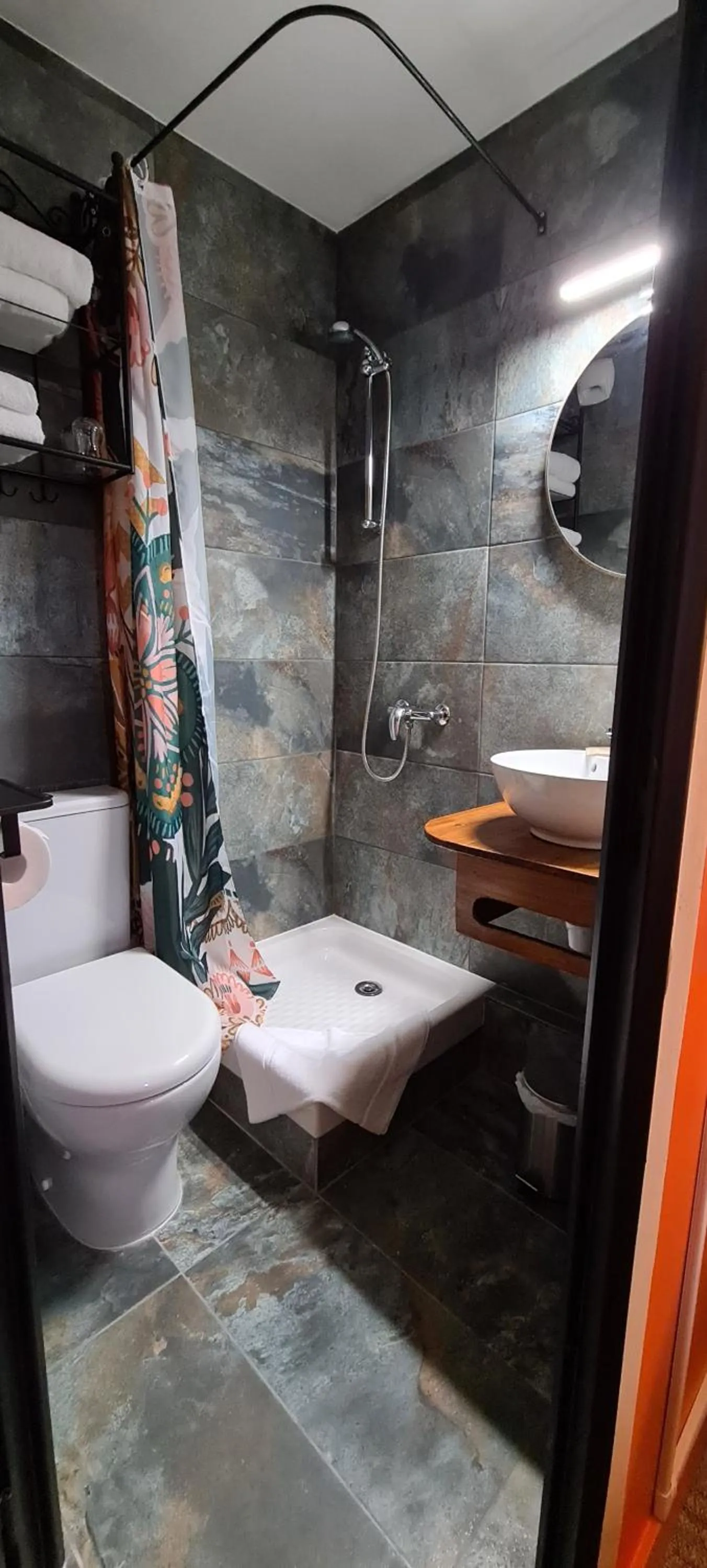 Bathroom in Hôtel L'Etoile Aéroport - A61