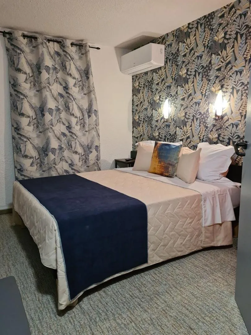 Bedroom, Bed in Hôtel L'Etoile Aéroport - A61