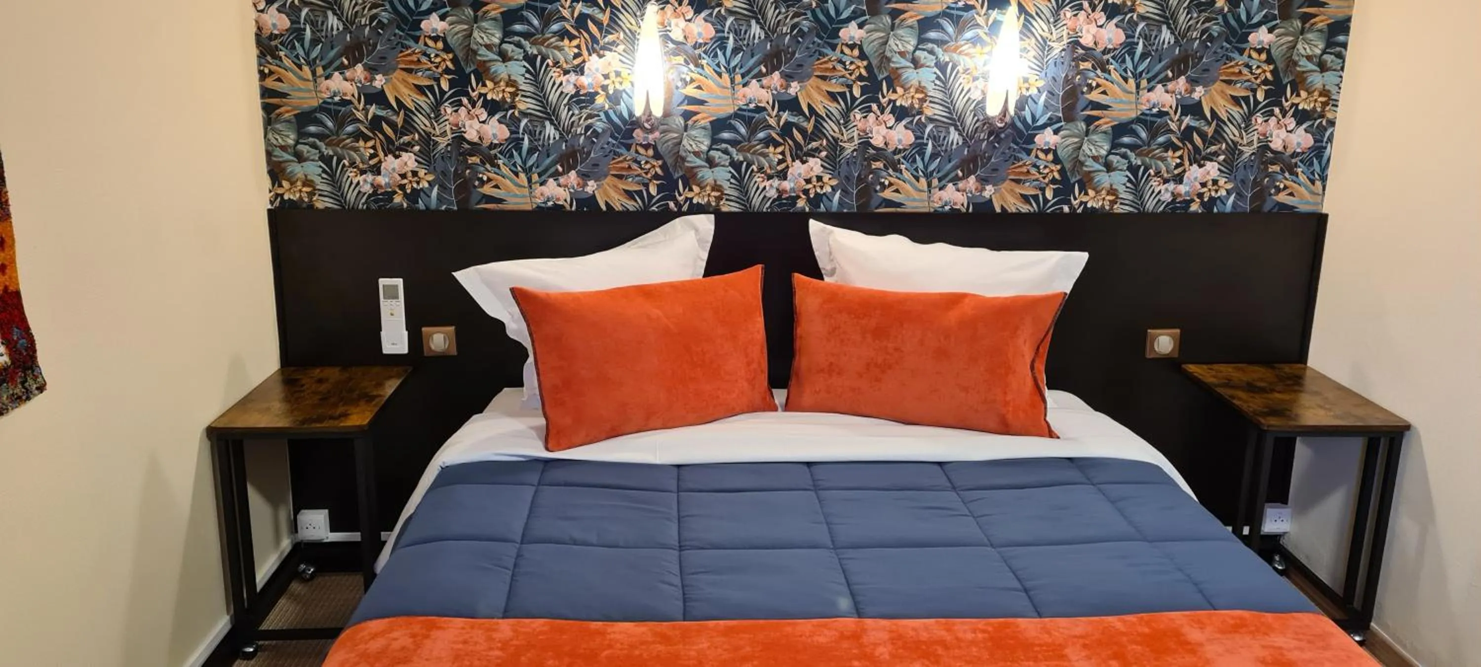 Bedroom, Bed in Hôtel L'Etoile Aéroport - A61