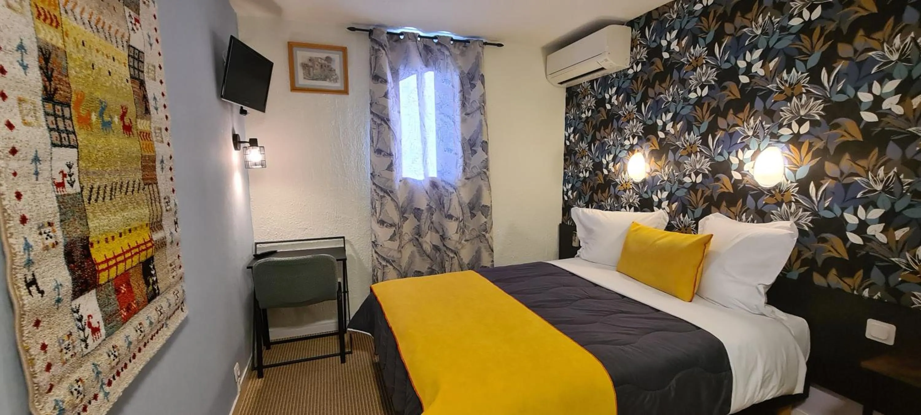 Bedroom, Bed in Hôtel L'Etoile Aéroport - A61