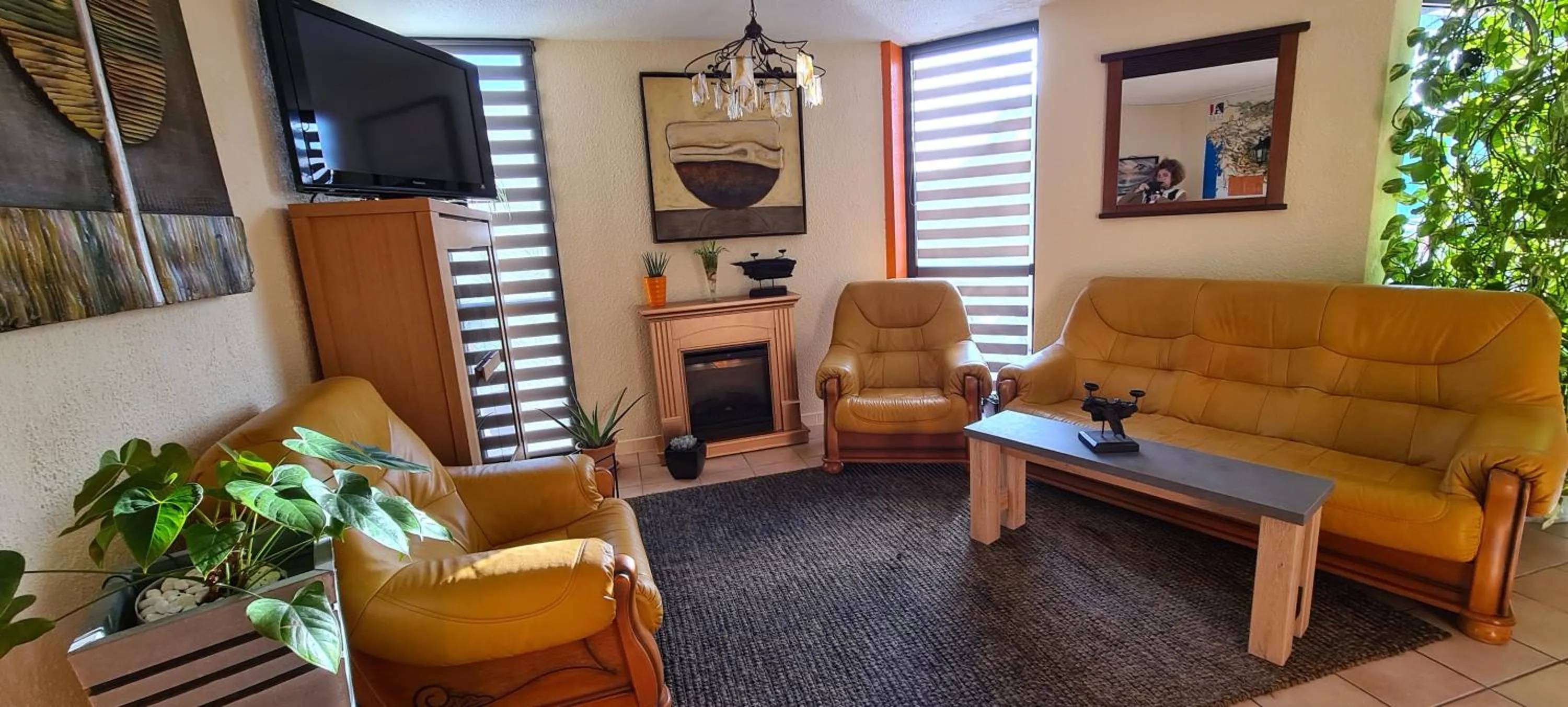 Living room in Hôtel L'Etoile Aéroport - A61