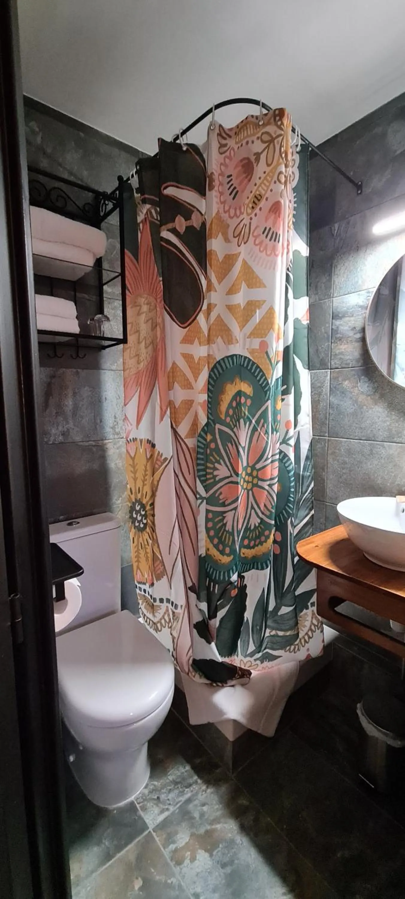 Bathroom in Hôtel L'Etoile Aéroport - A61