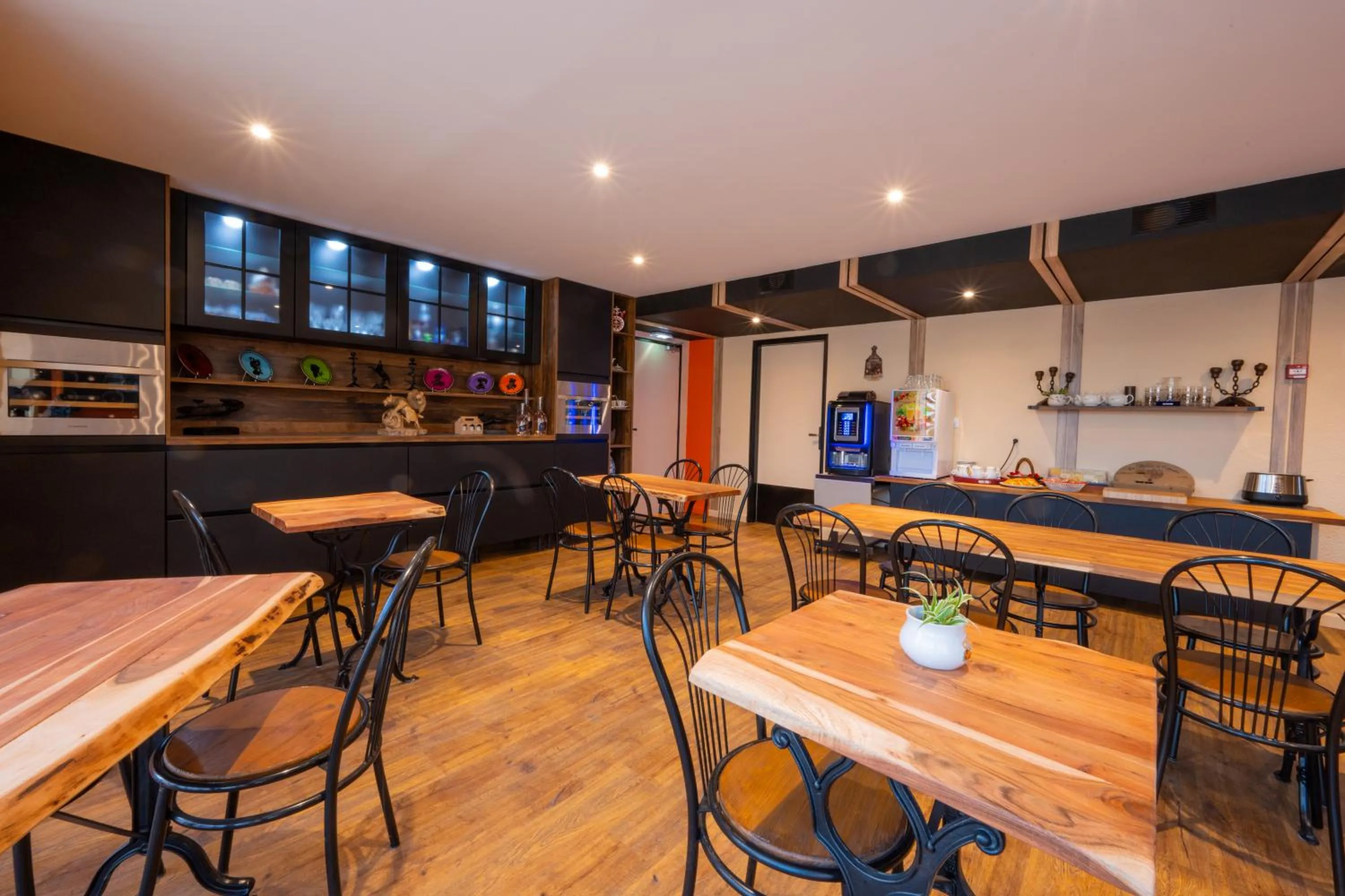 Restaurant/places to eat in Hôtel L'Etoile Aéroport - A61