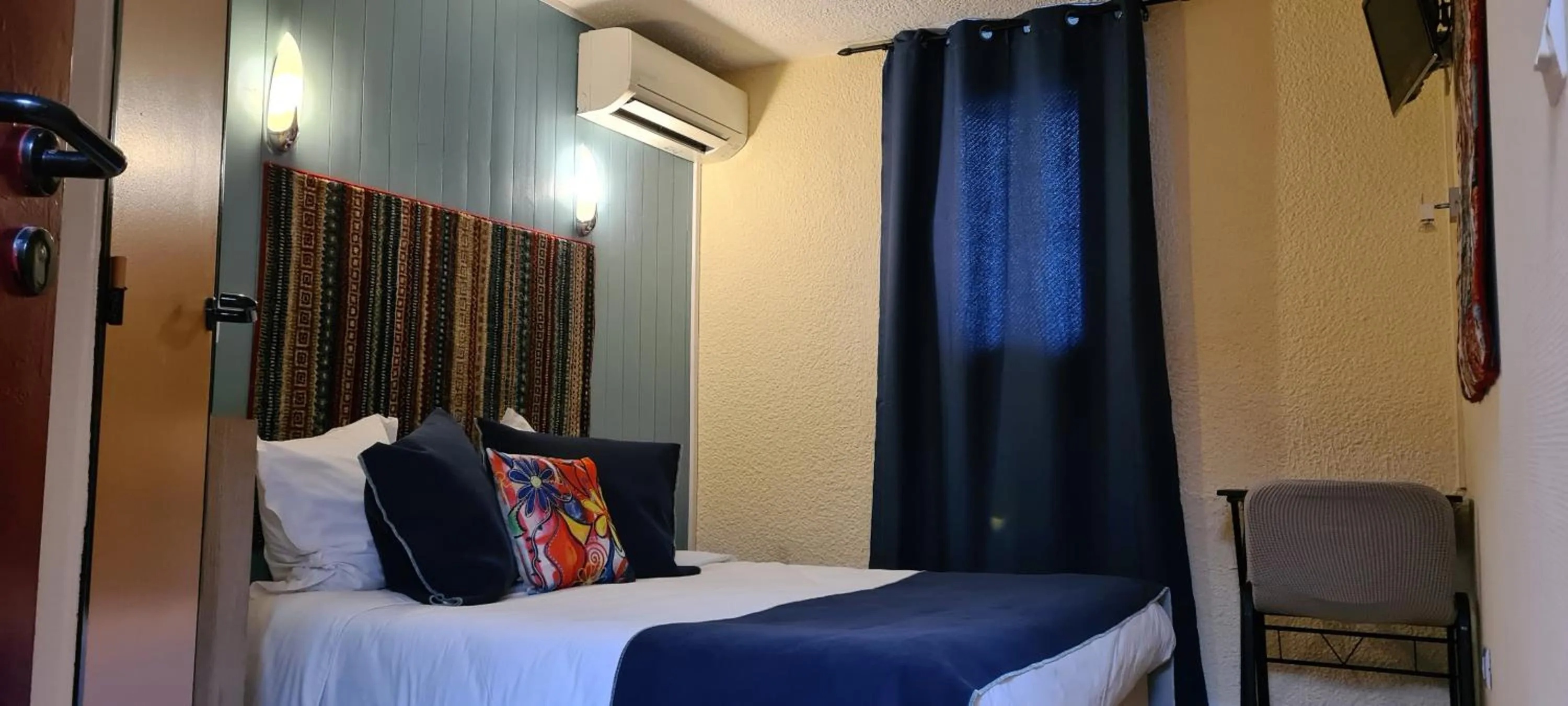 Bedroom, Bed in Hôtel L'Etoile Aéroport - A61