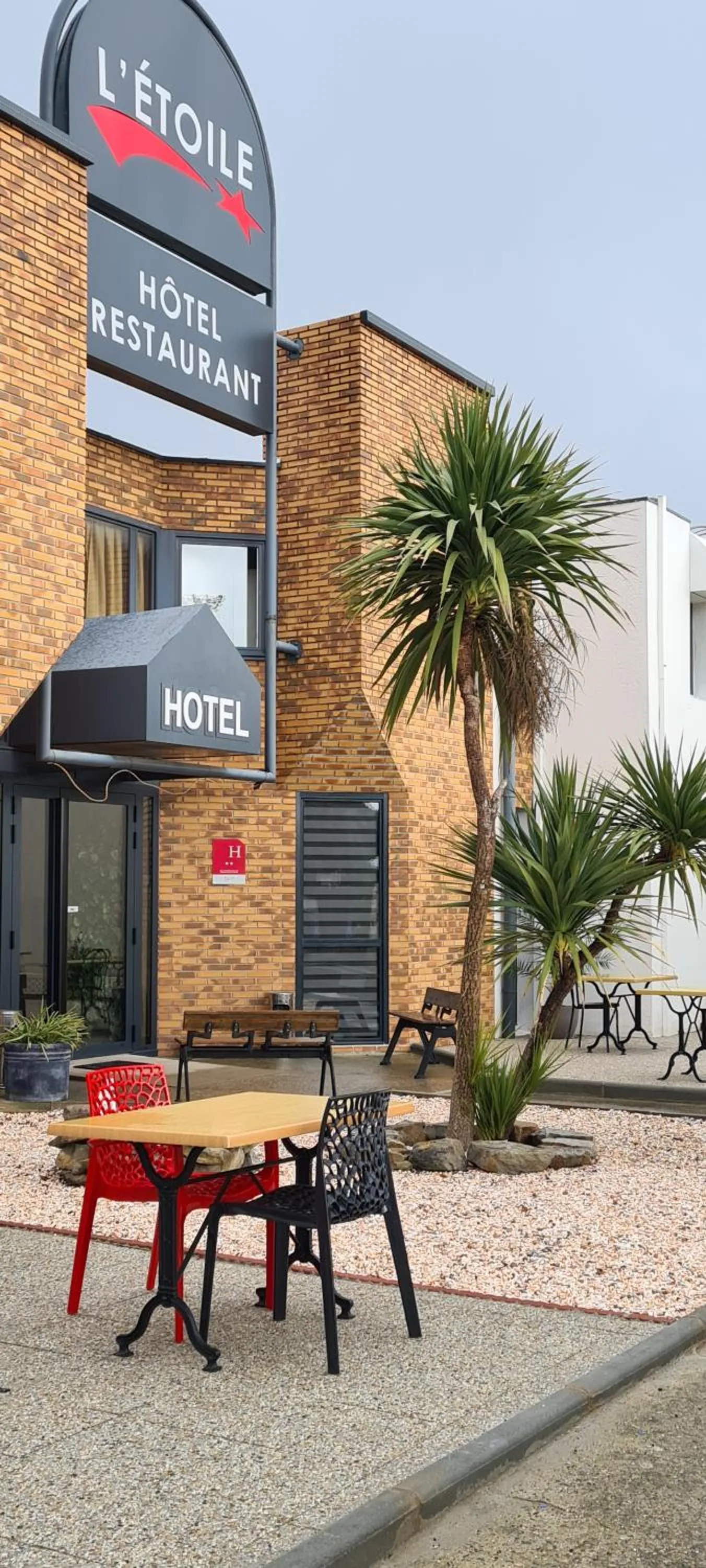 Property building in Hôtel L'Etoile Aéroport - A61