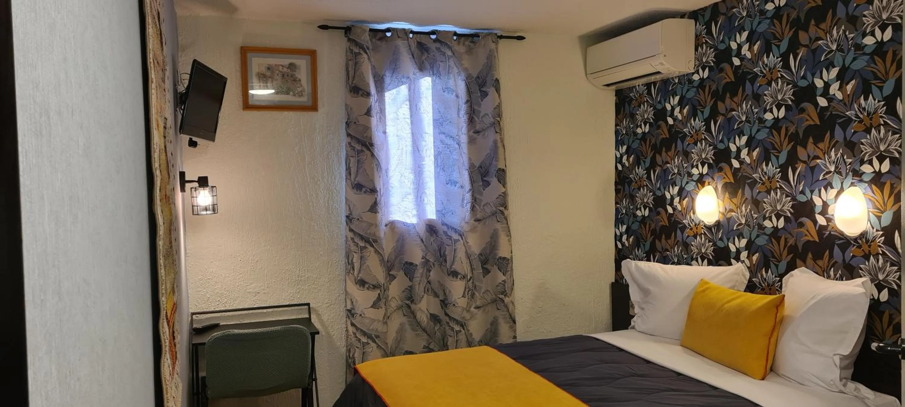 Bedroom, Bed in Hôtel L'Etoile Aéroport - A61