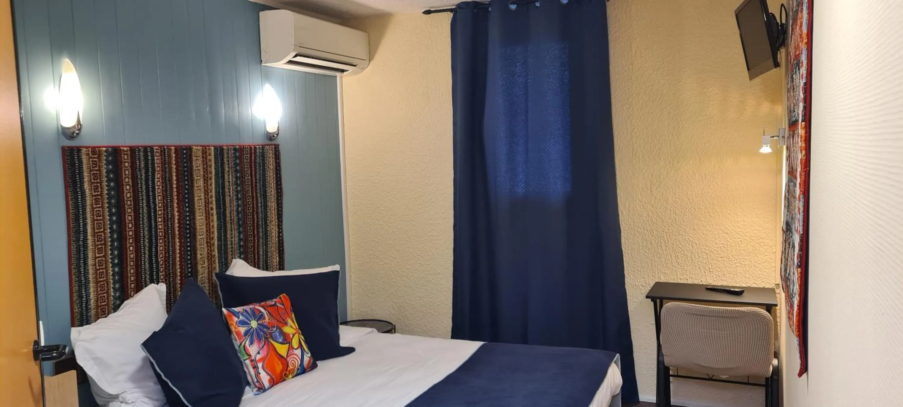 Bedroom, Bed in Hôtel L'Etoile Aéroport - A61