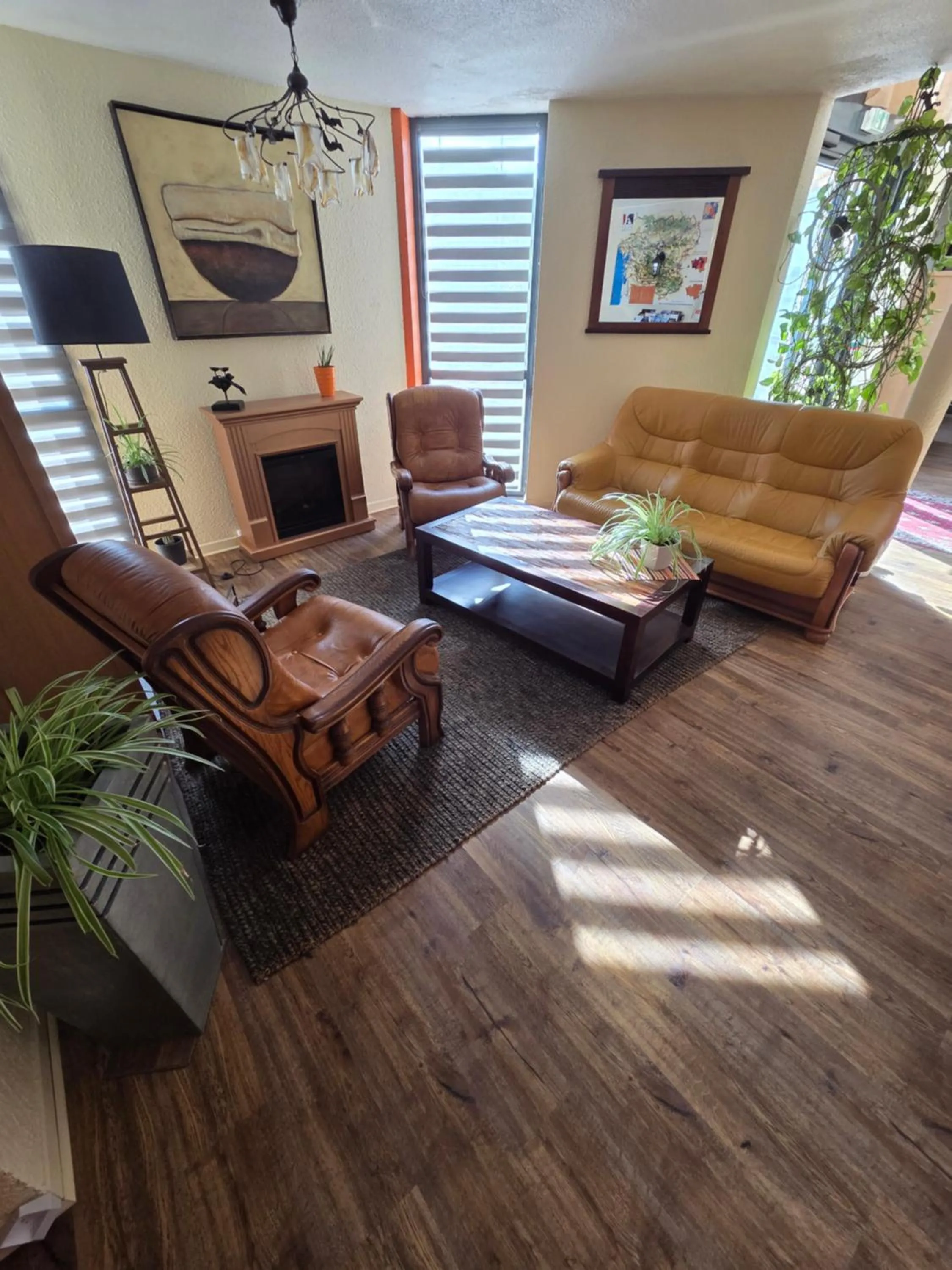 Communal lounge/ TV room in Hôtel L'Etoile Aéroport - A61