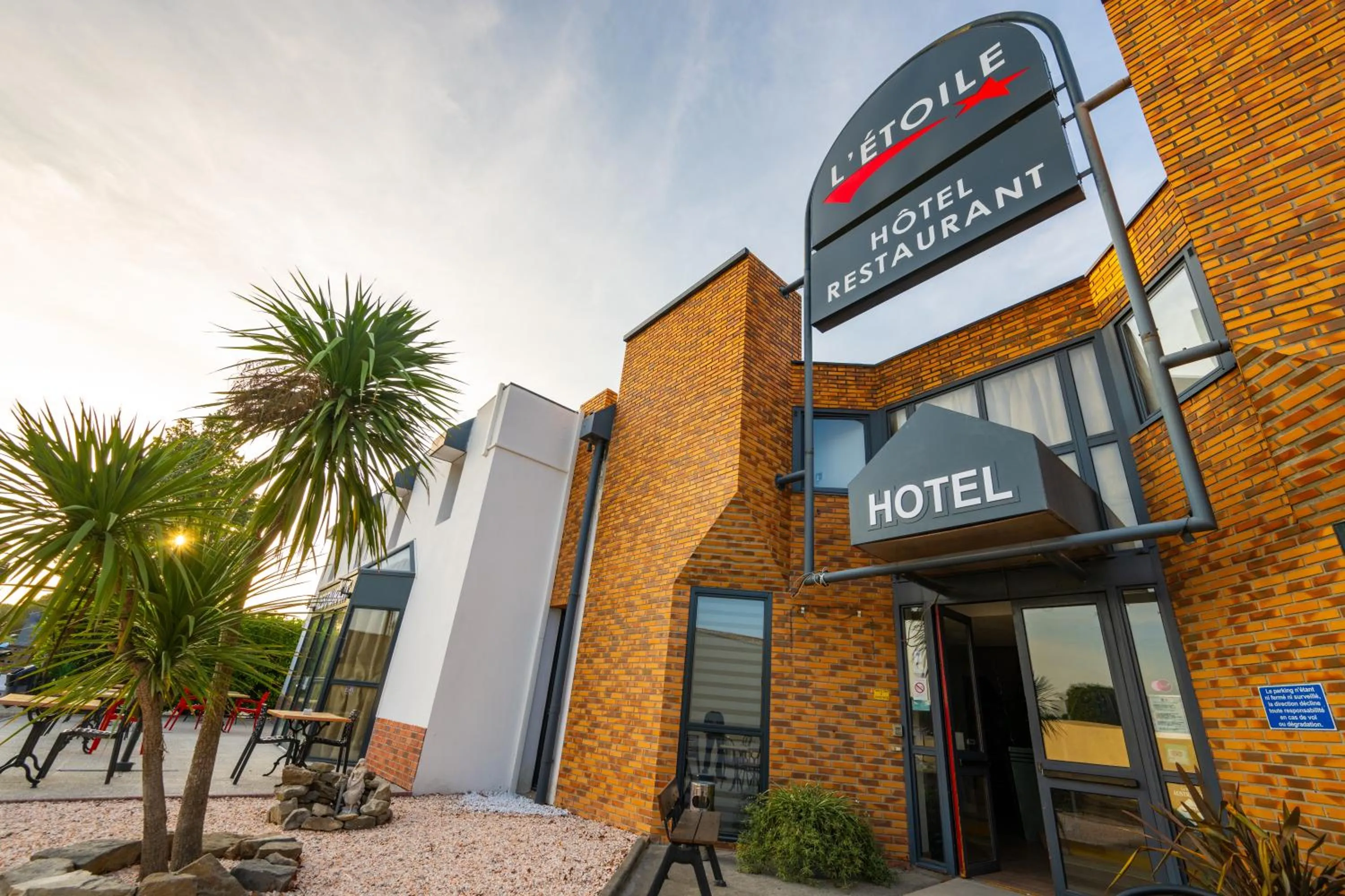 Property building in Hôtel L'Etoile Aéroport - A61