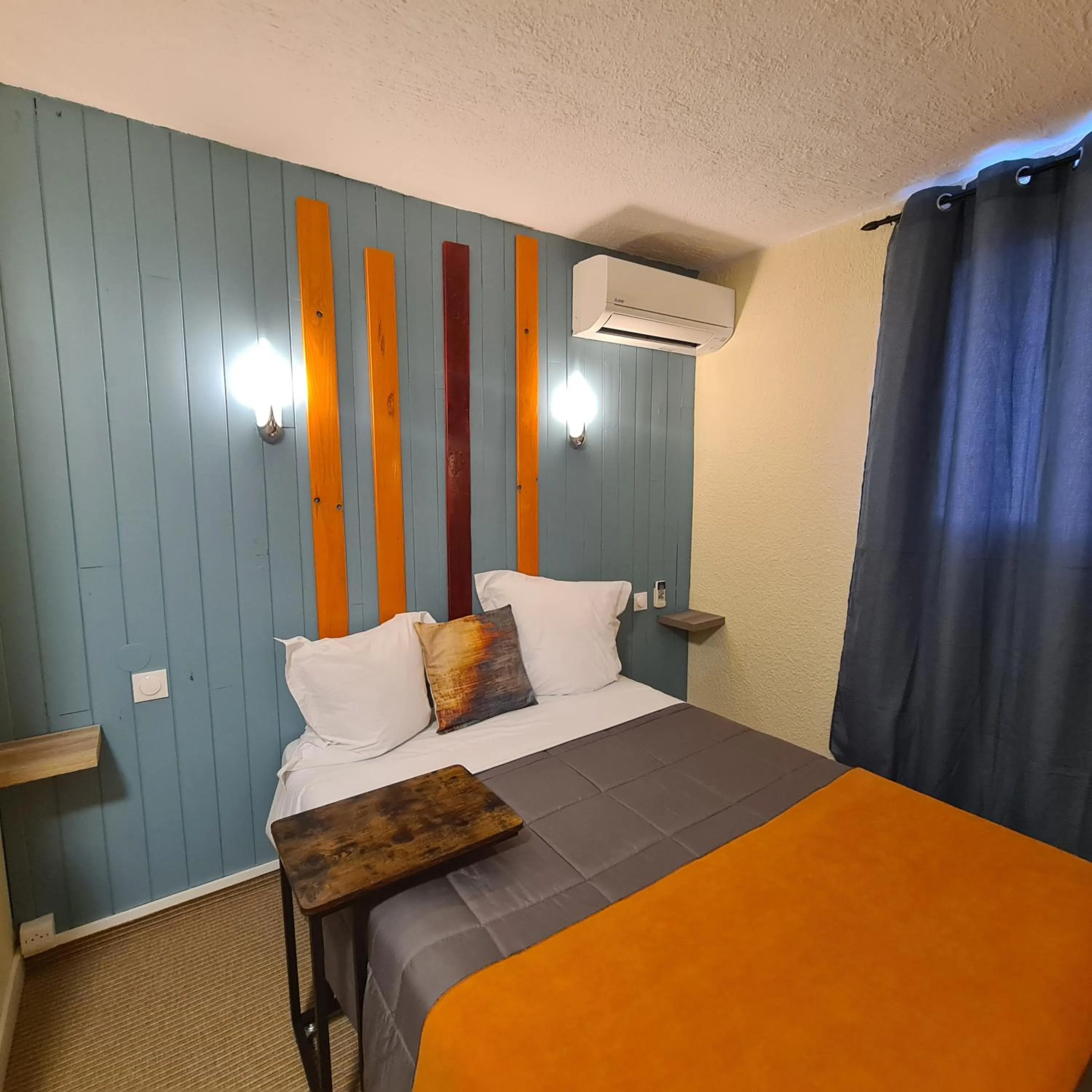 Bedroom, Bed in Hôtel L'Etoile Aéroport - A61