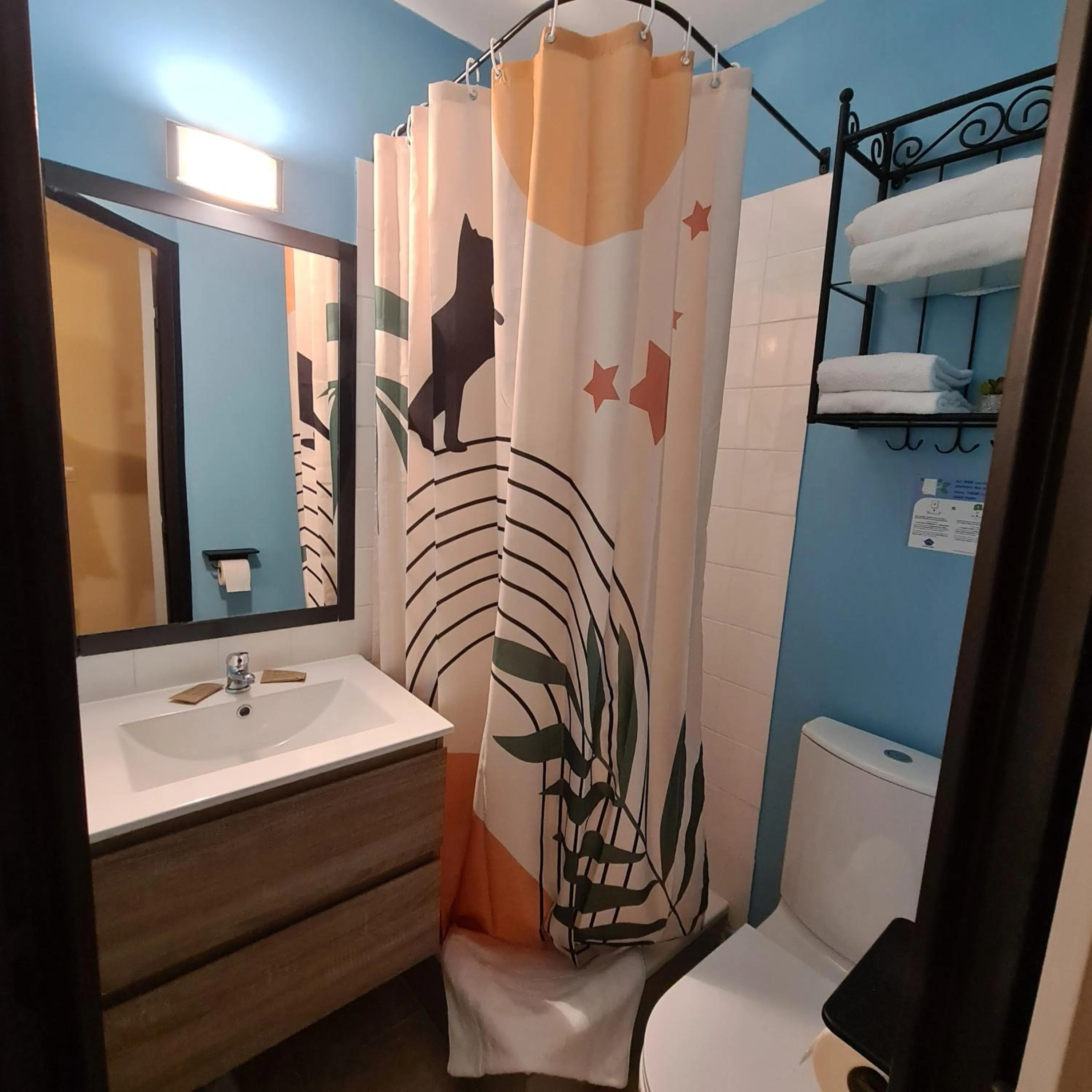 Bathroom in Hôtel L'Etoile Aéroport - A61