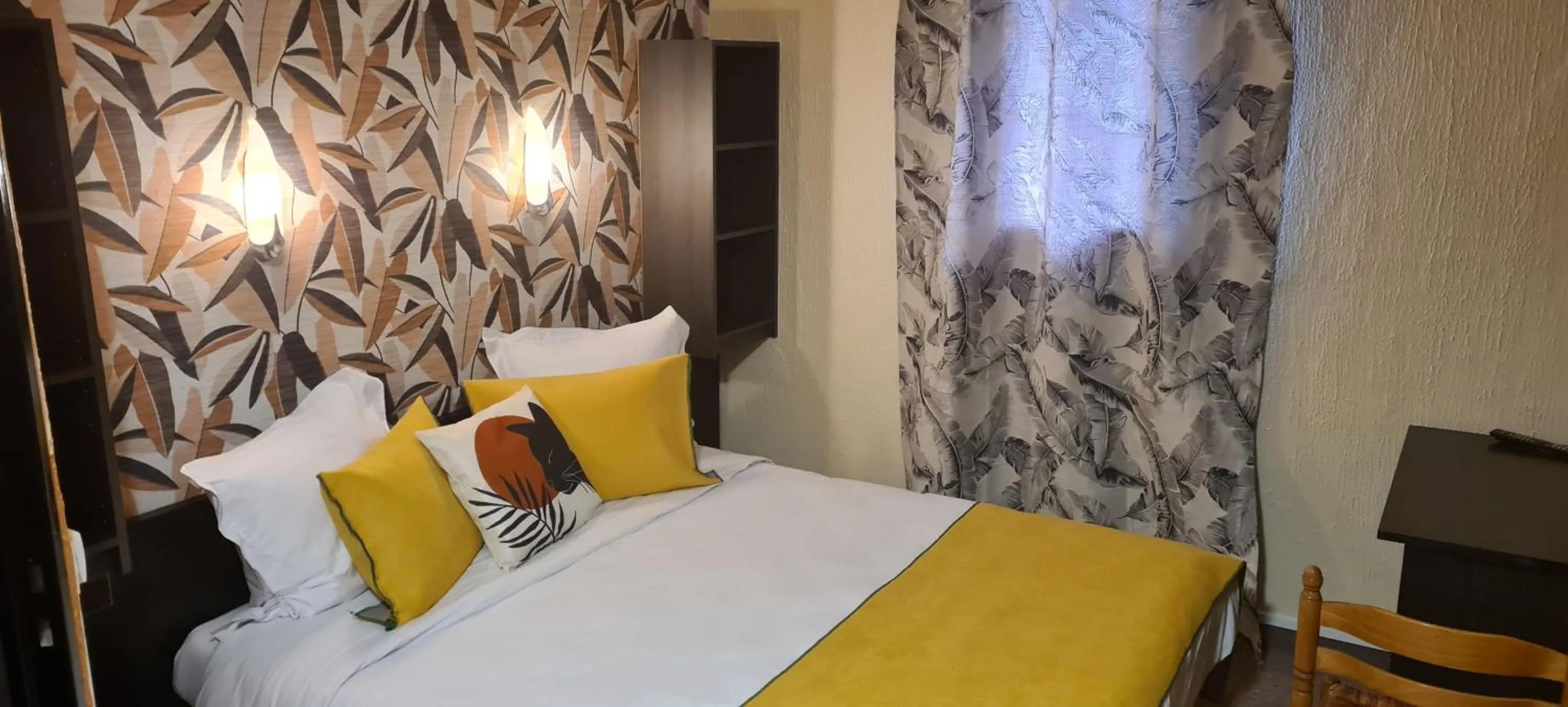 Bedroom, Bed in Hôtel L'Etoile Aéroport - A61