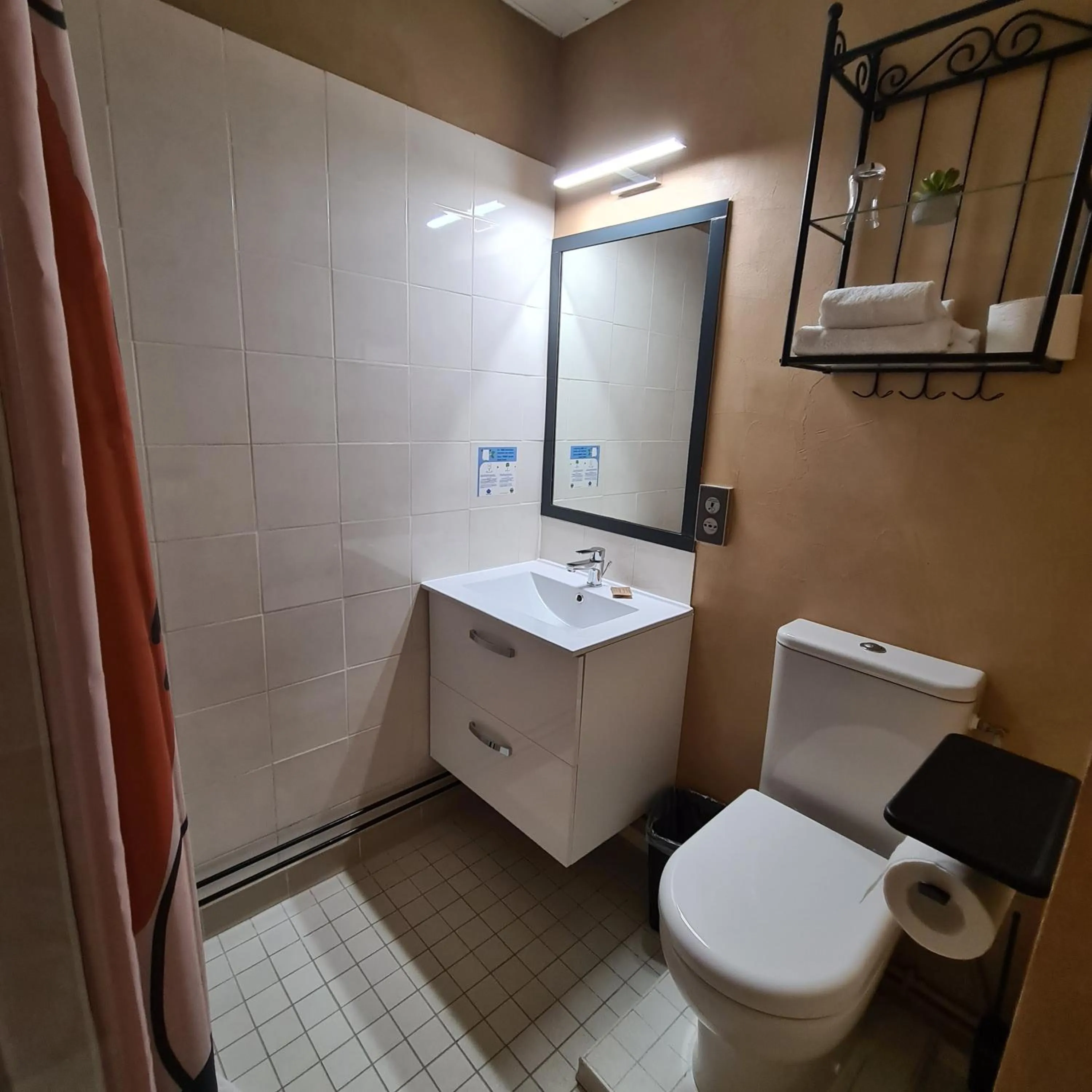 Bathroom in Hôtel L'Etoile Aéroport - A61