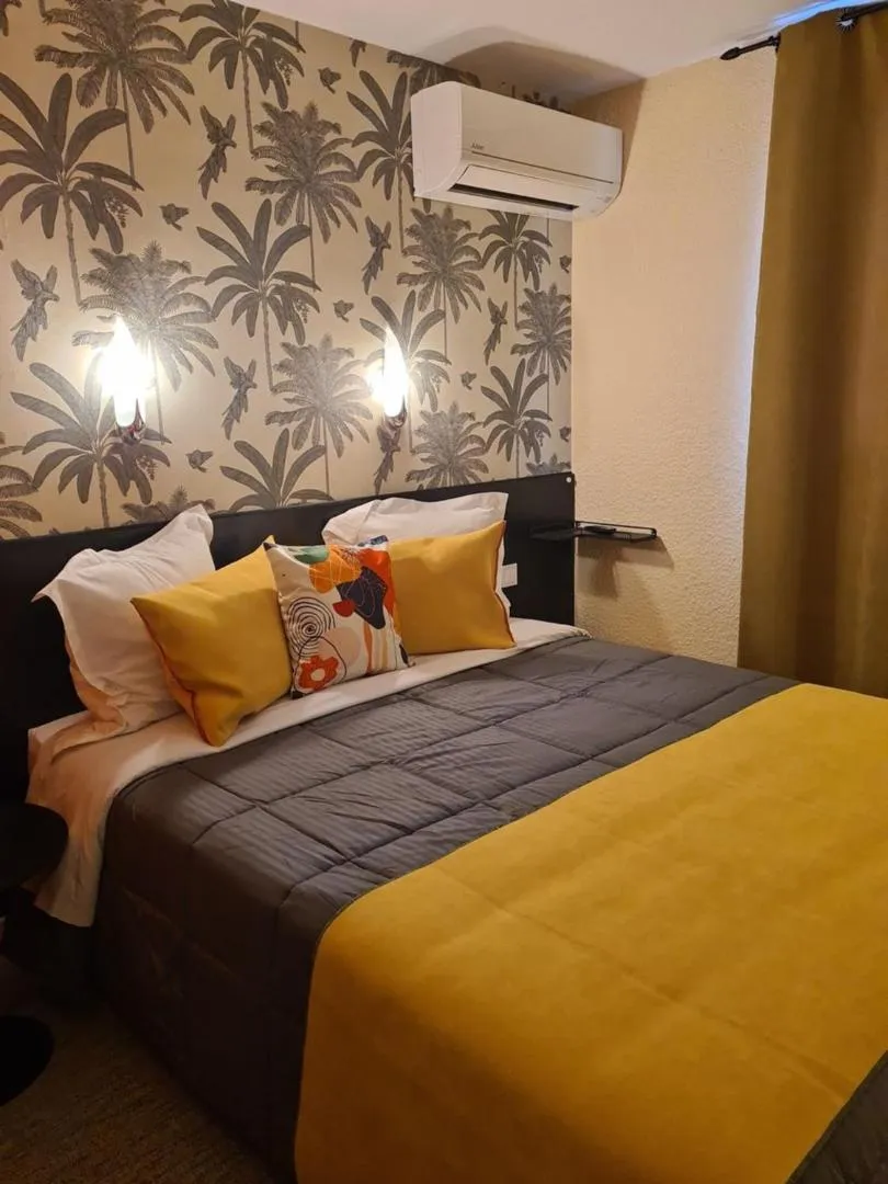 Bedroom, Bed in Hôtel L'Etoile Aéroport - A61