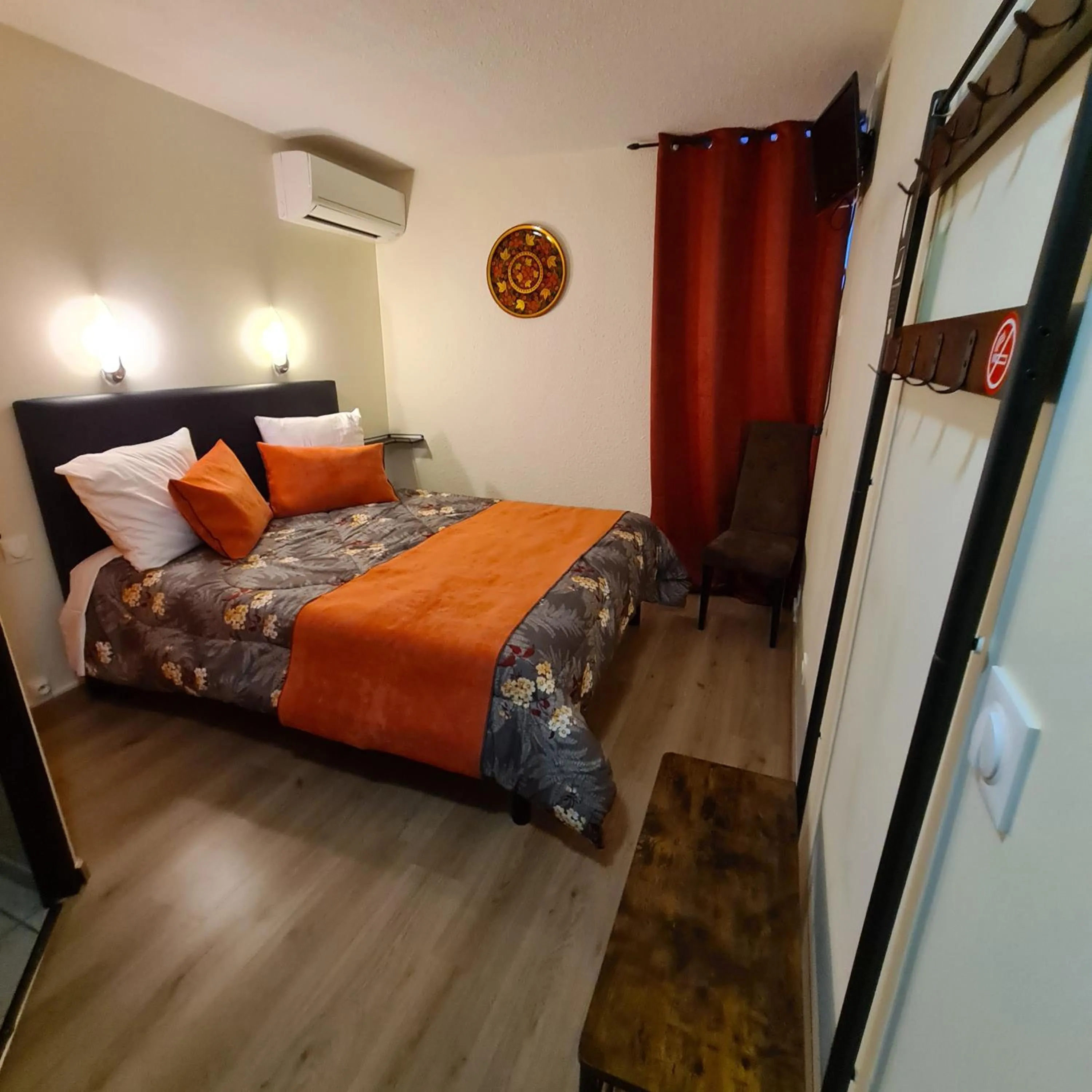 Bedroom, Bed in Hôtel L'Etoile Aéroport - A61