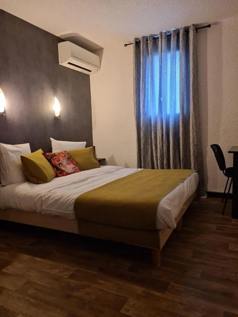 Bedroom, Bed in Hôtel L'Etoile Aéroport - A61