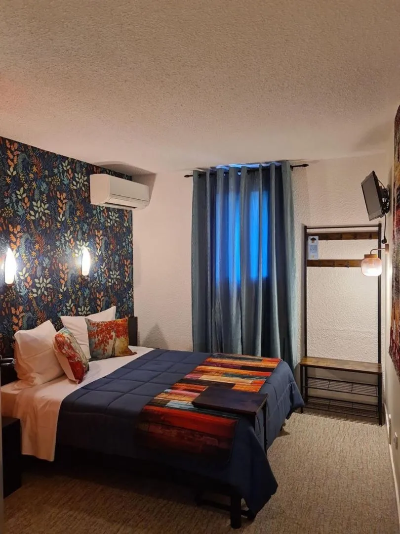 Bedroom, Bed in Hôtel L'Etoile Aéroport - A61