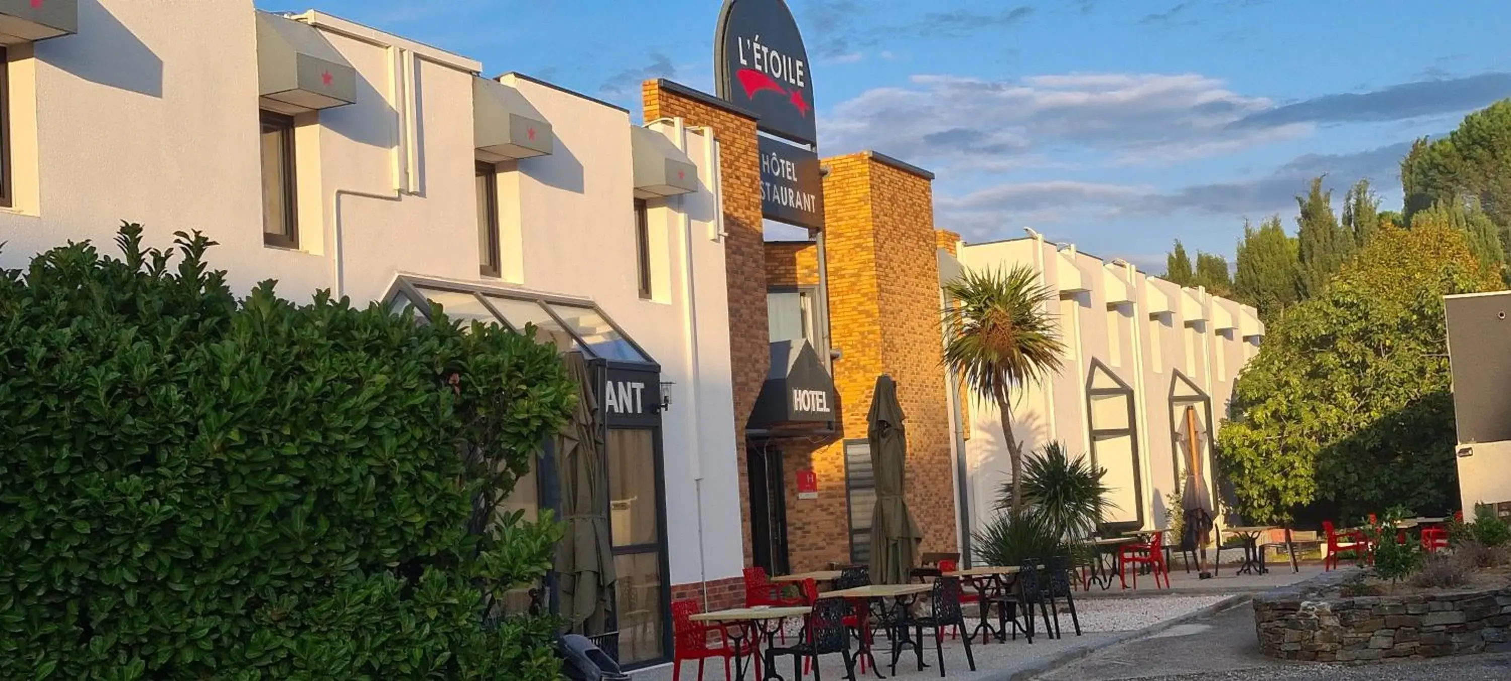 Twin Room in Hôtel L'Etoile Aéroport - A61 Twin Room in Hôtel L'Etoile Aéroport - A61