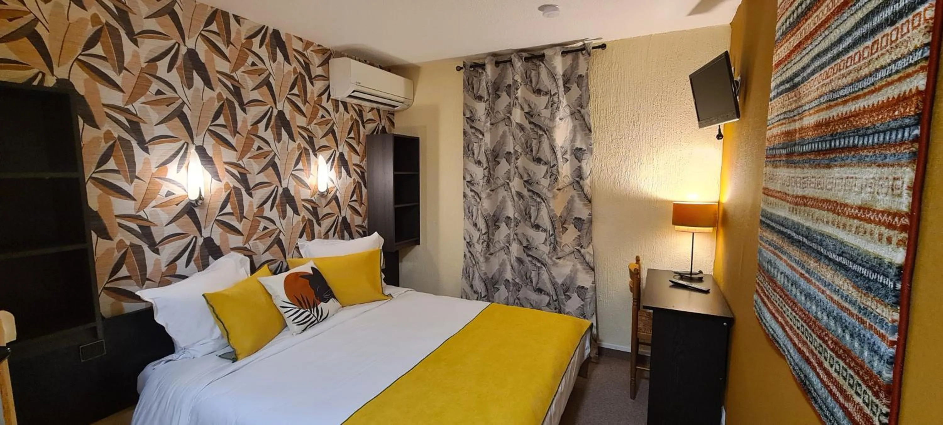 Bedroom, Bed in Hôtel L'Etoile Aéroport - A61