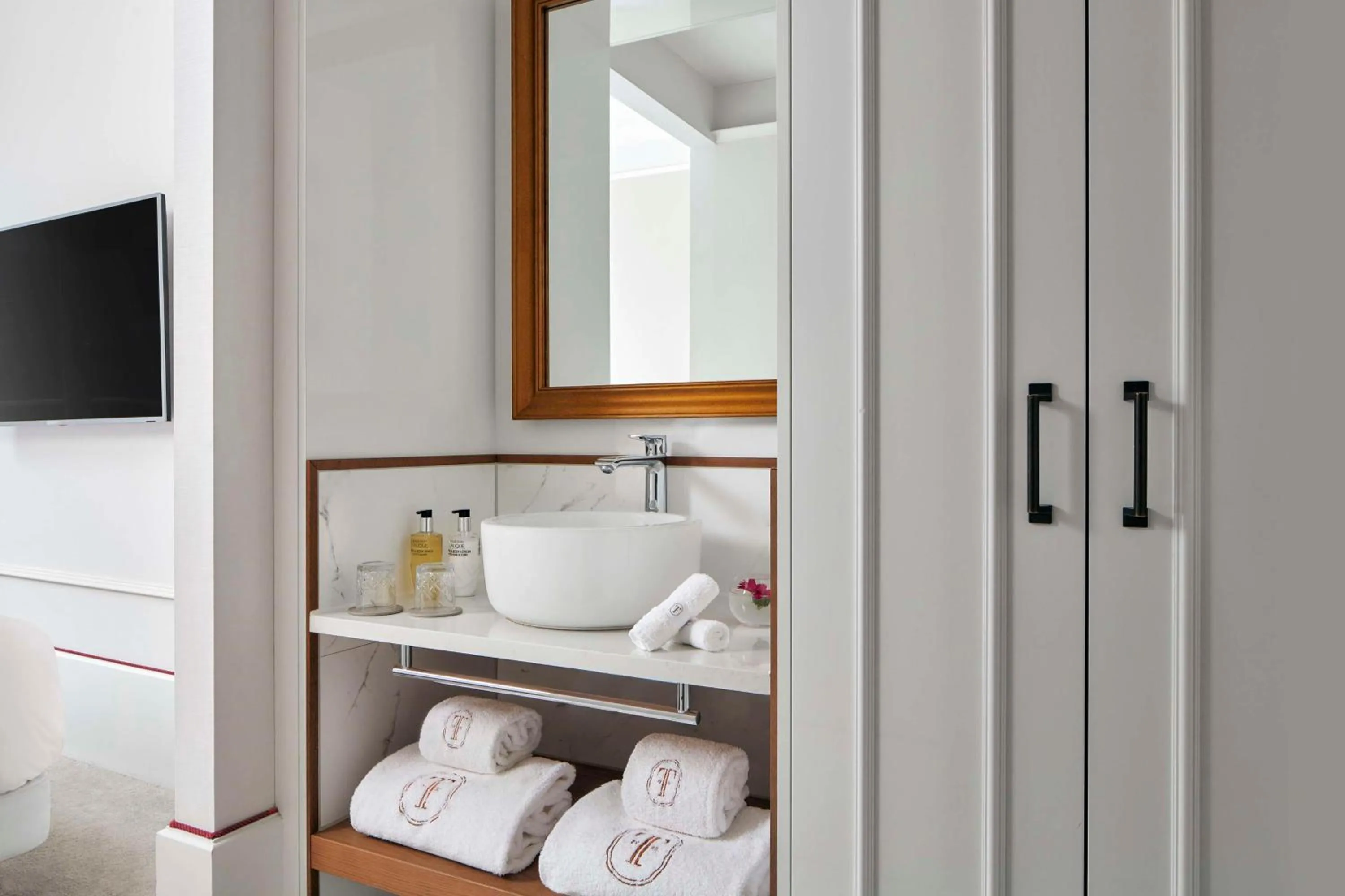 Bedroom in Tivoli Doelen Amsterdam Hotel