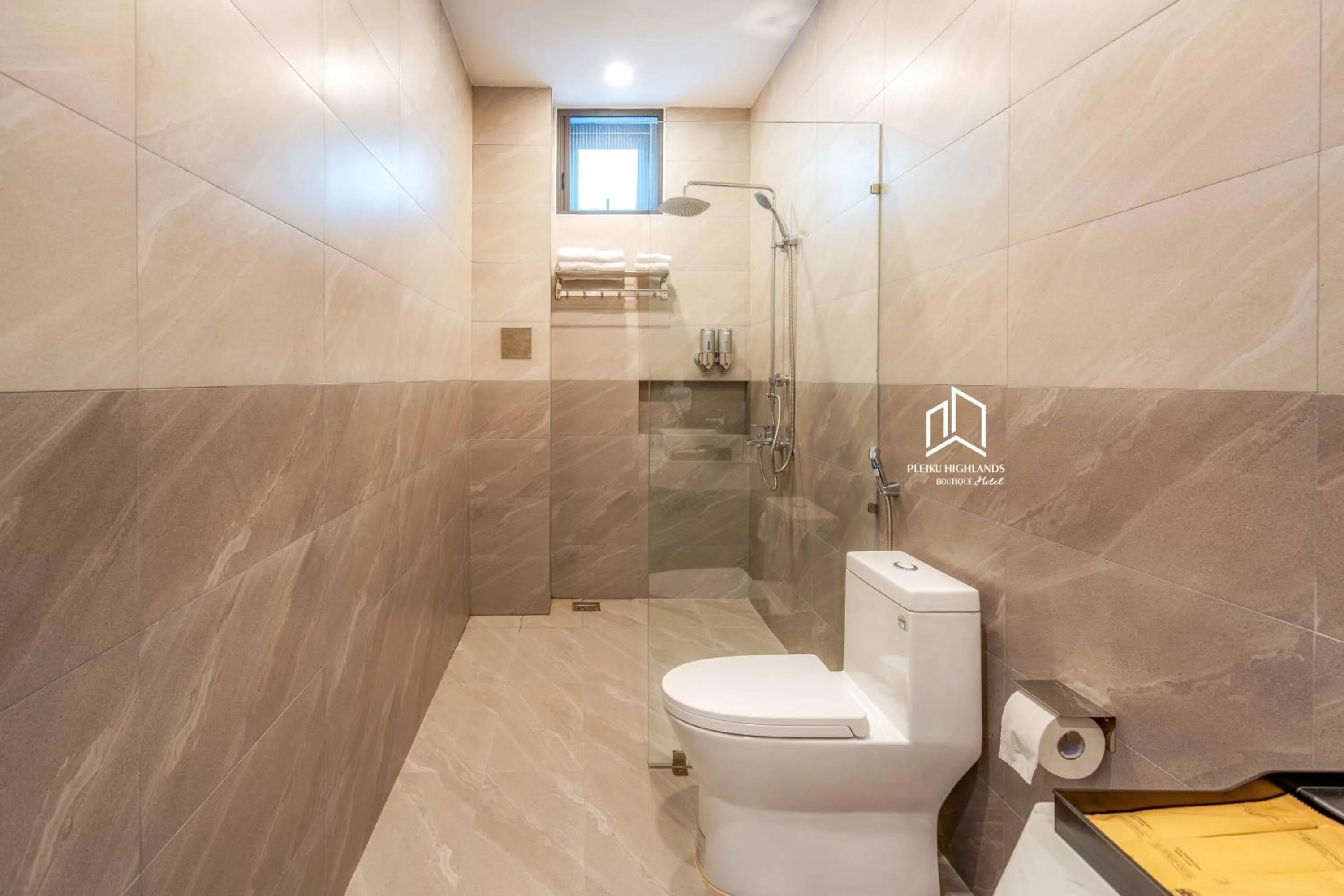 Shower in PLEIKU HIGHLANDS BOUTIQUE HOTEL