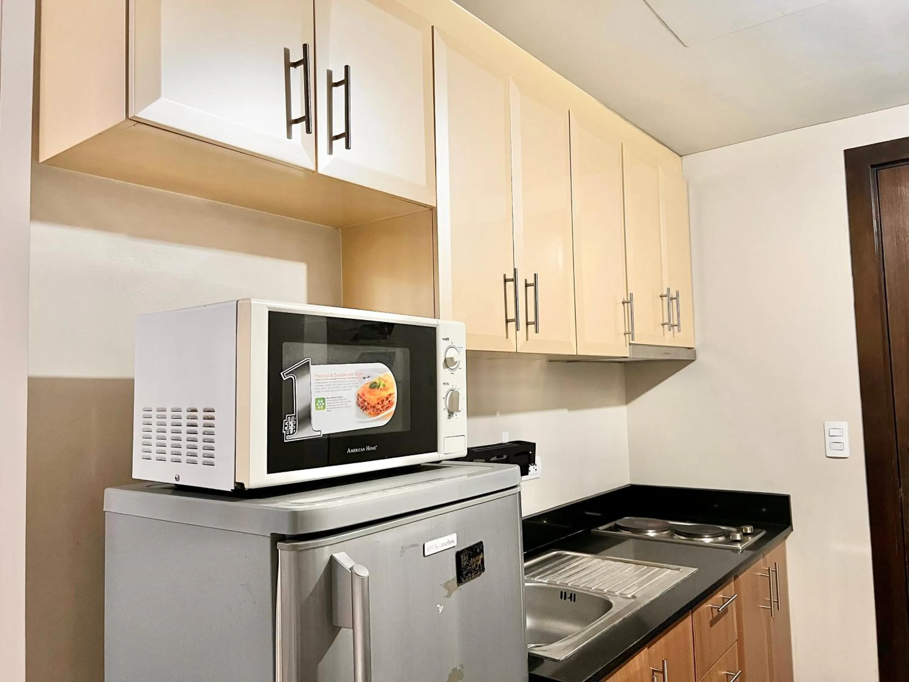 Kitchen or kitchenette in Kiel 5-Star Condo Hotel Across NAIA Manila Airport Terminal 3