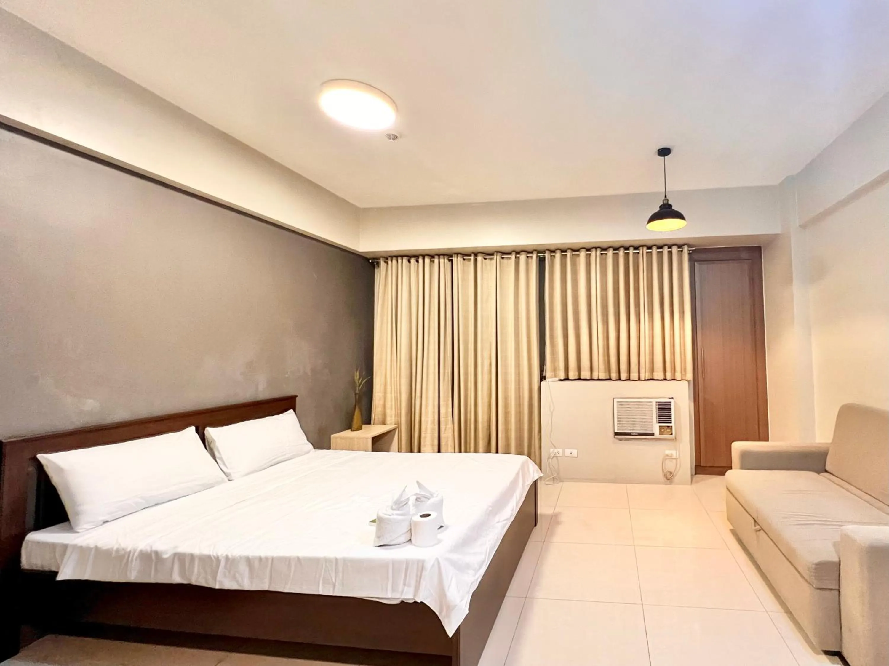 Bedroom, Bed in Kiel 5-Star Condo Hotel Across NAIA Manila Airport Terminal 3