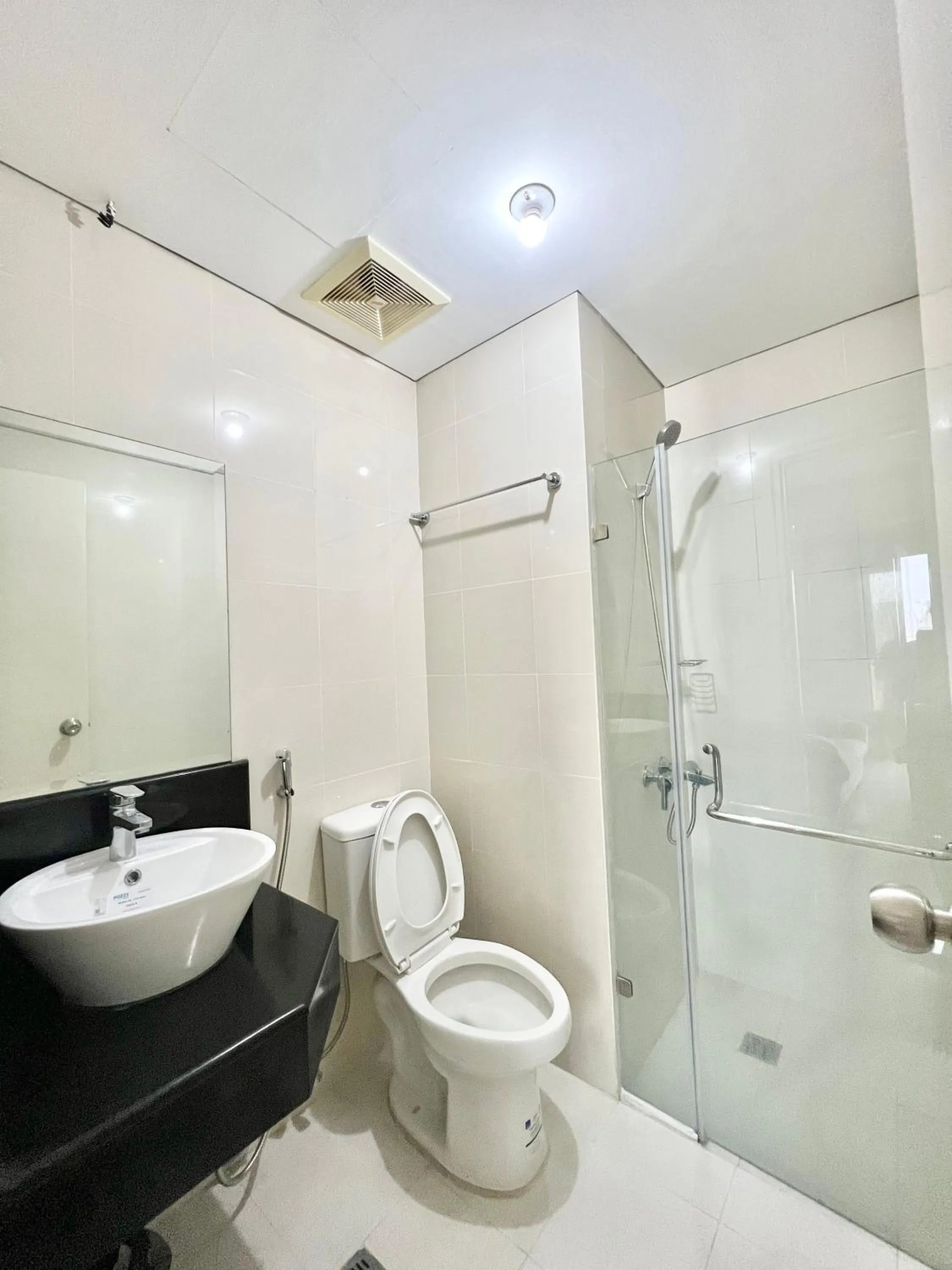 Toilet in Kiel 5-Star Condo Hotel Across NAIA Manila Airport Terminal 3
