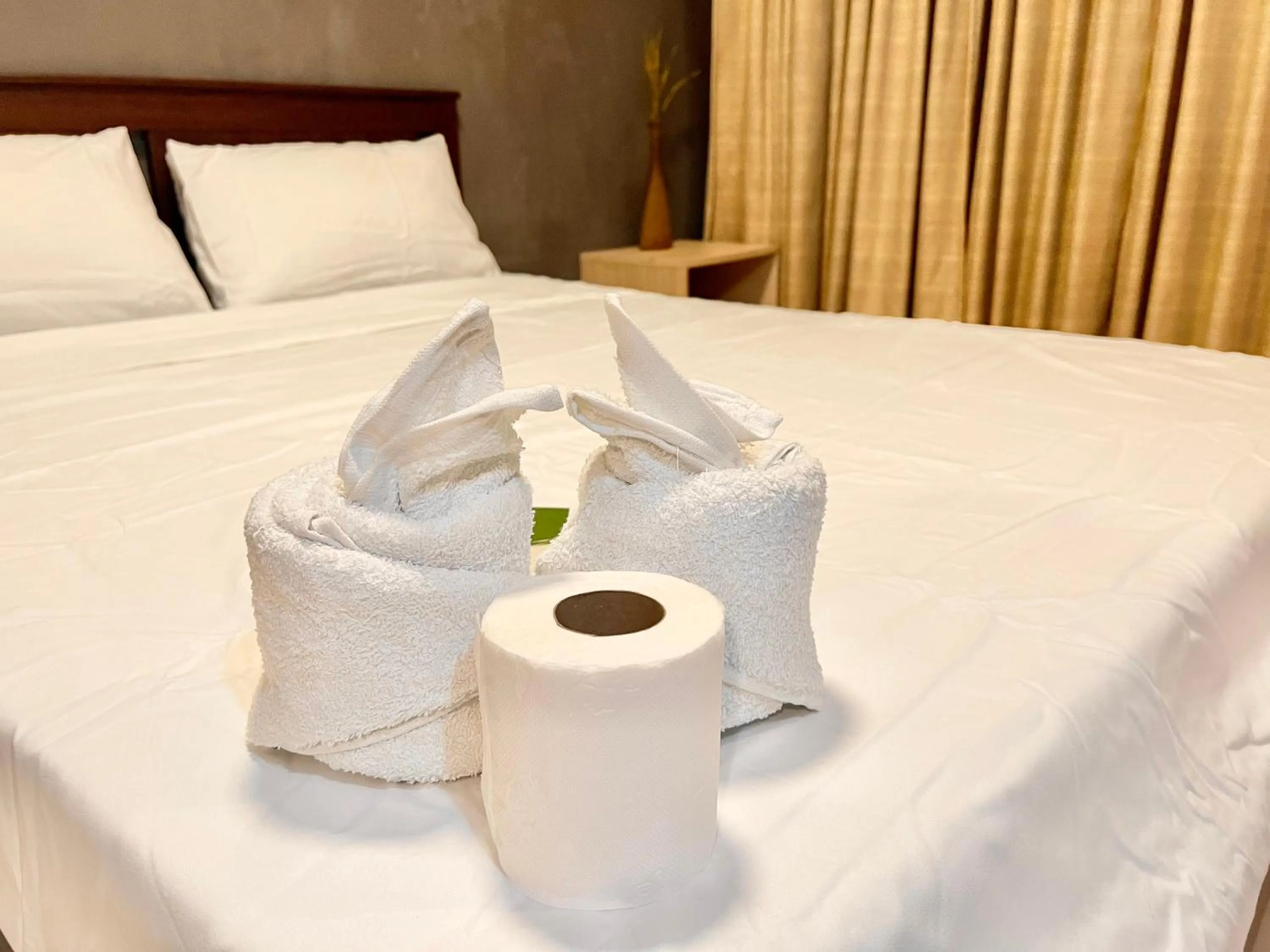 towels, Bed in Kiel 5-Star Condo Hotel Across NAIA Manila Airport Terminal 3