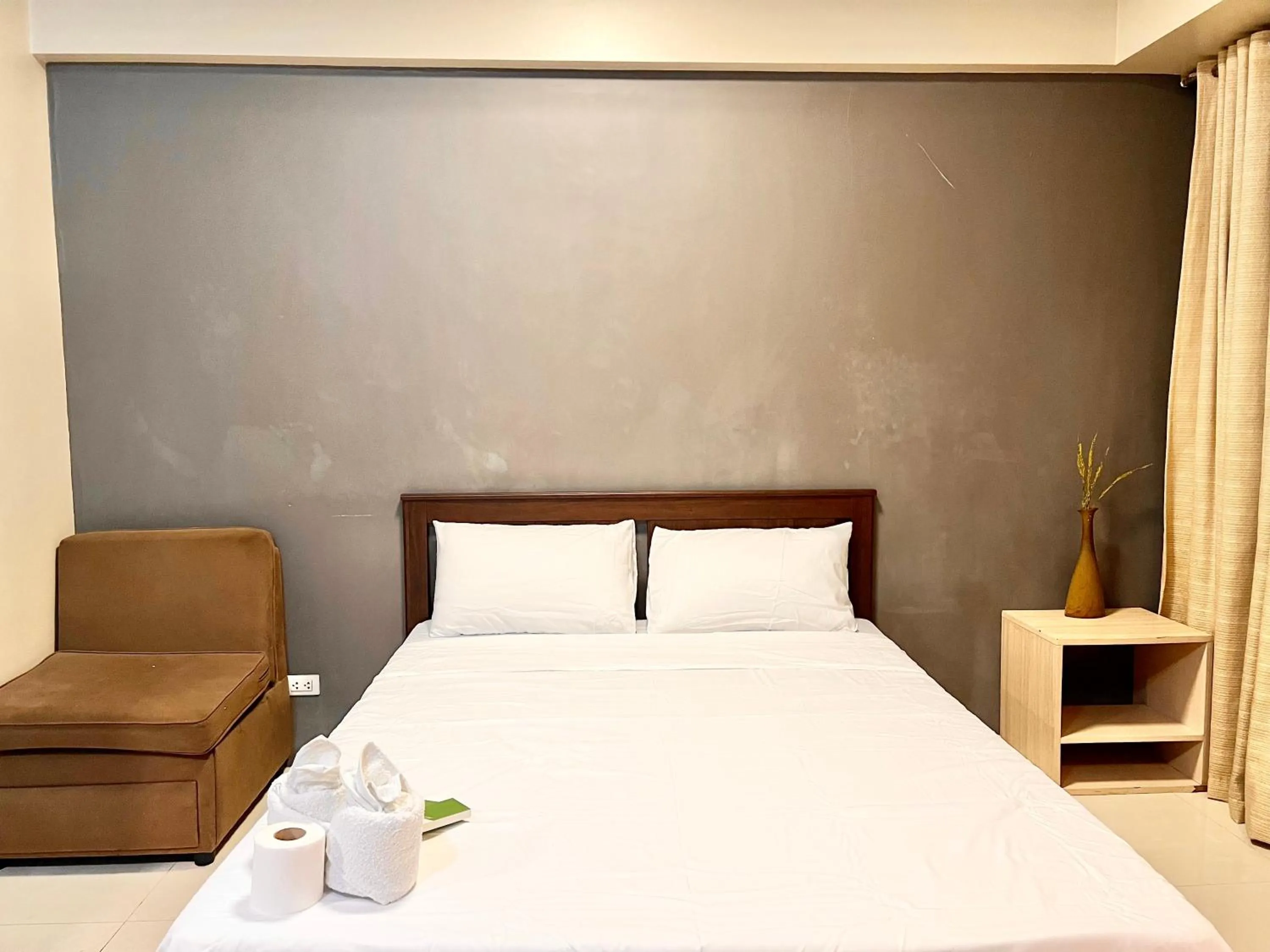 Bedroom, Bed in Kiel 5-Star Condo Hotel Across NAIA Manila Airport Terminal 3