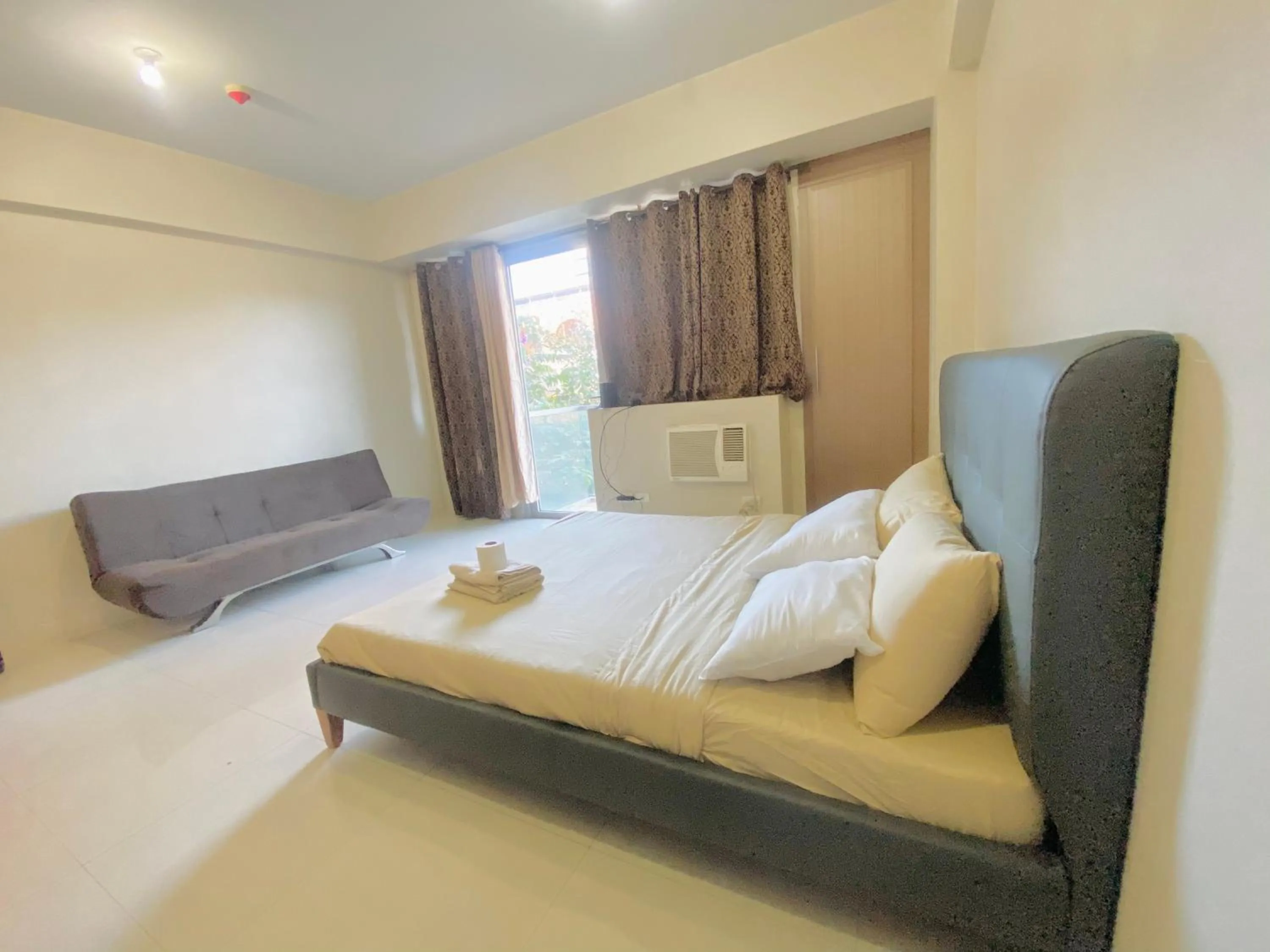 Bedroom, Bed in Kiel 5-Star Condo Hotel Across NAIA Manila Airport Terminal 3