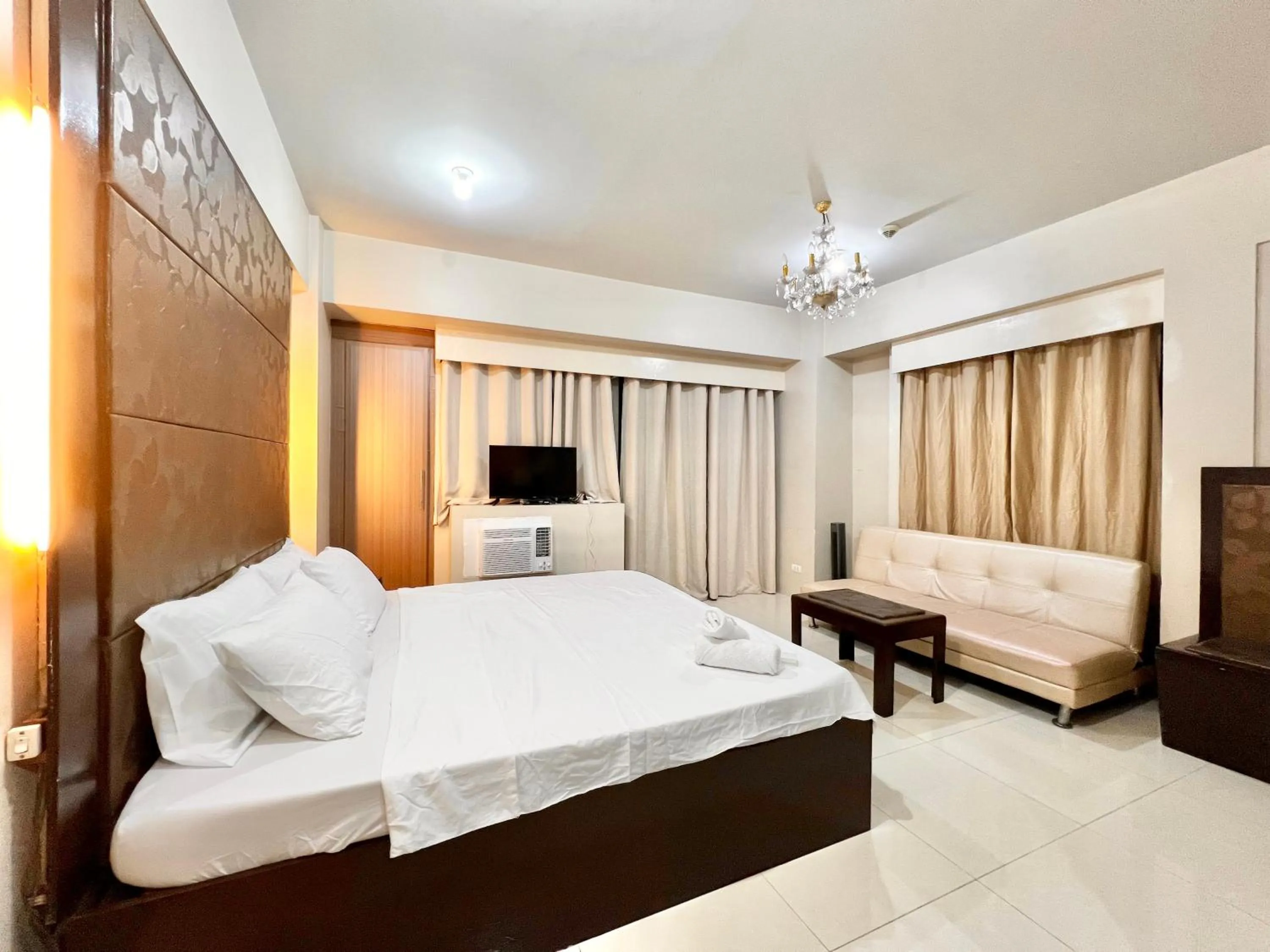 Bedroom, Bed in Kiel 5-Star Condo Hotel Across NAIA Manila Airport Terminal 3